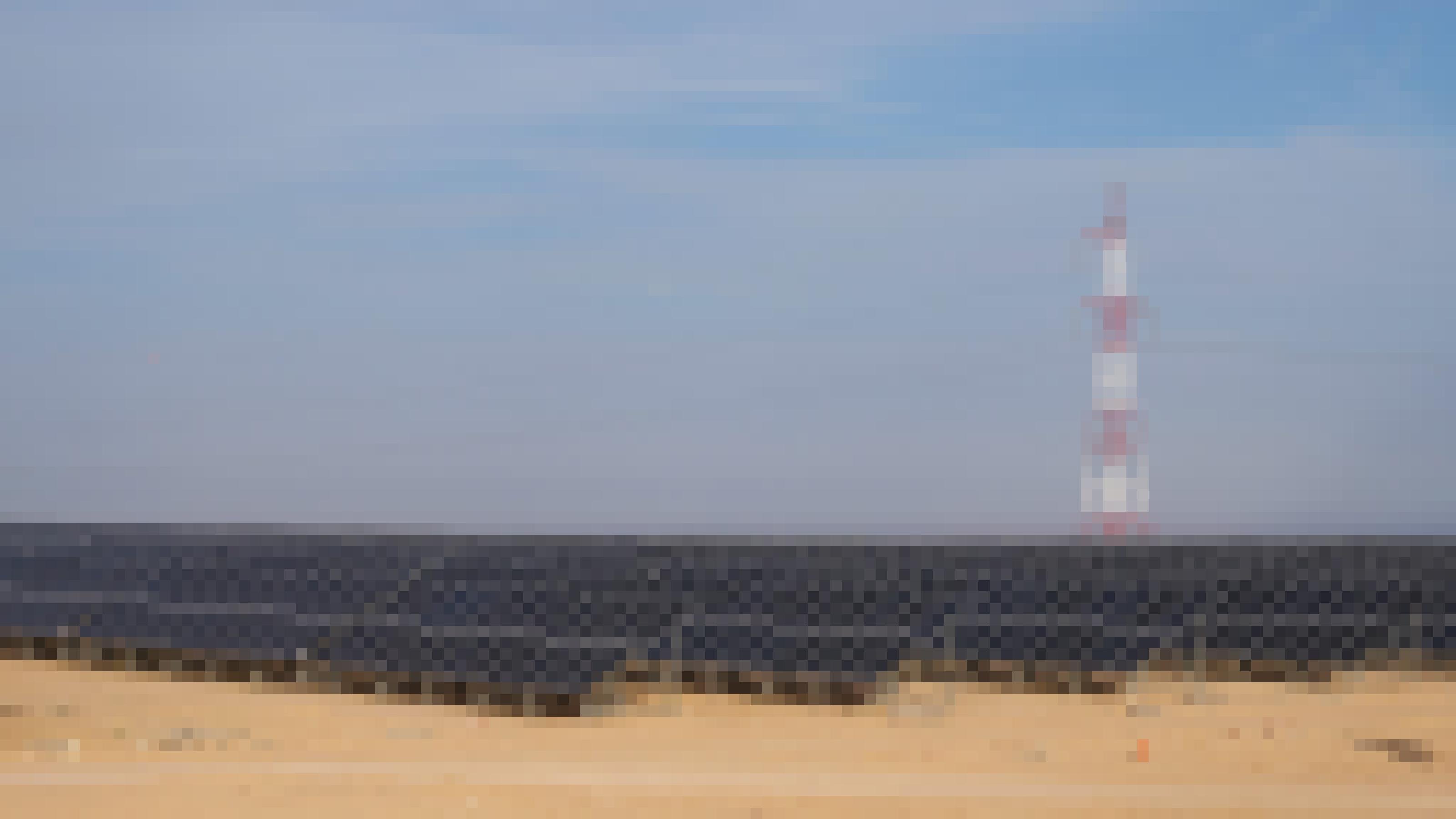 Reihenweise Solarpanele steht in der Wüste