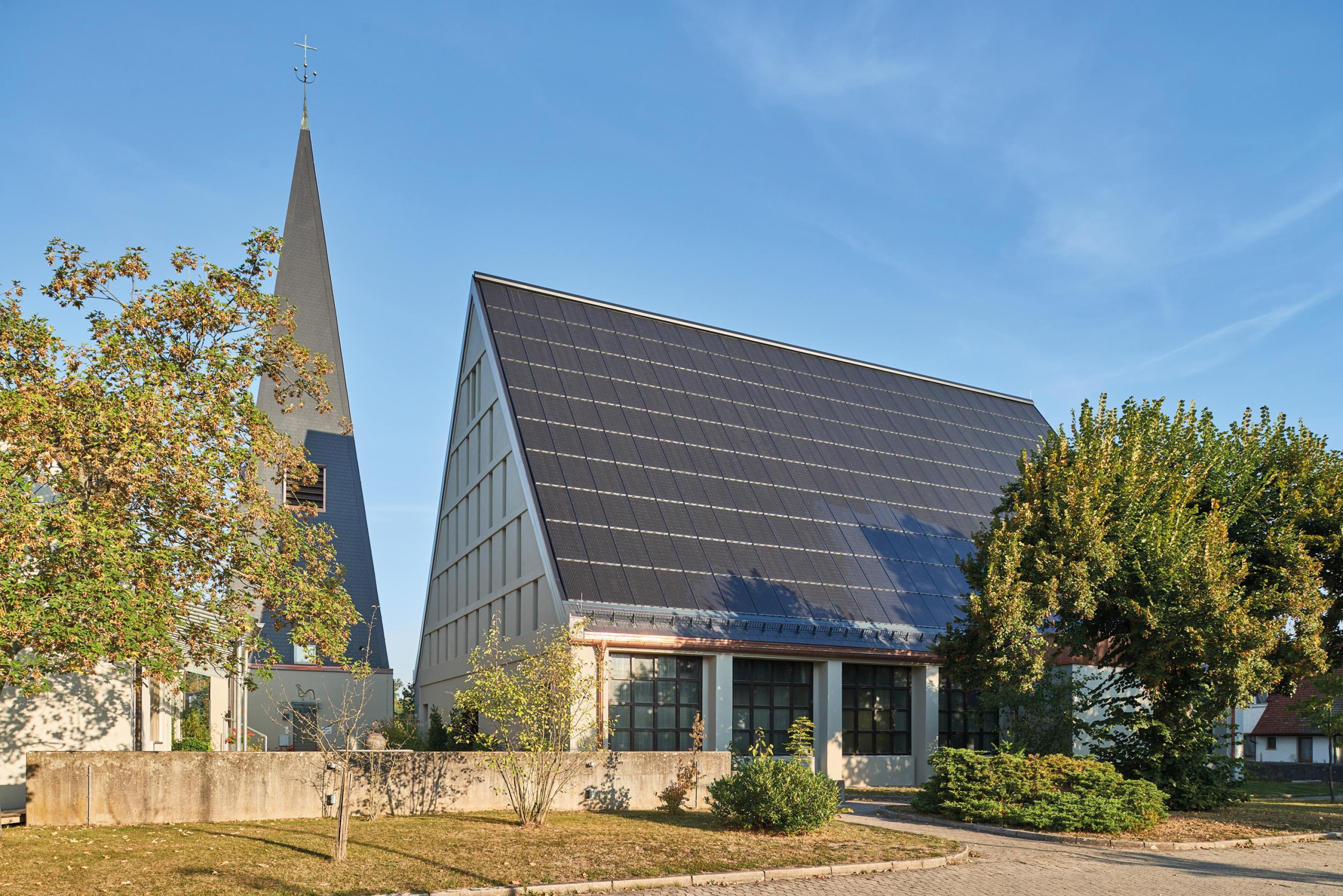 Ein großflächiges, markant steiles Satteldach, das nun ein Solarkraftwerk ist. Das Easy-In-System des Dresdner Herstellers erfüllte die Vorgaben, die sowohl der Architekt als auch die Kirchenverwaltung an die Solaranlage hatten