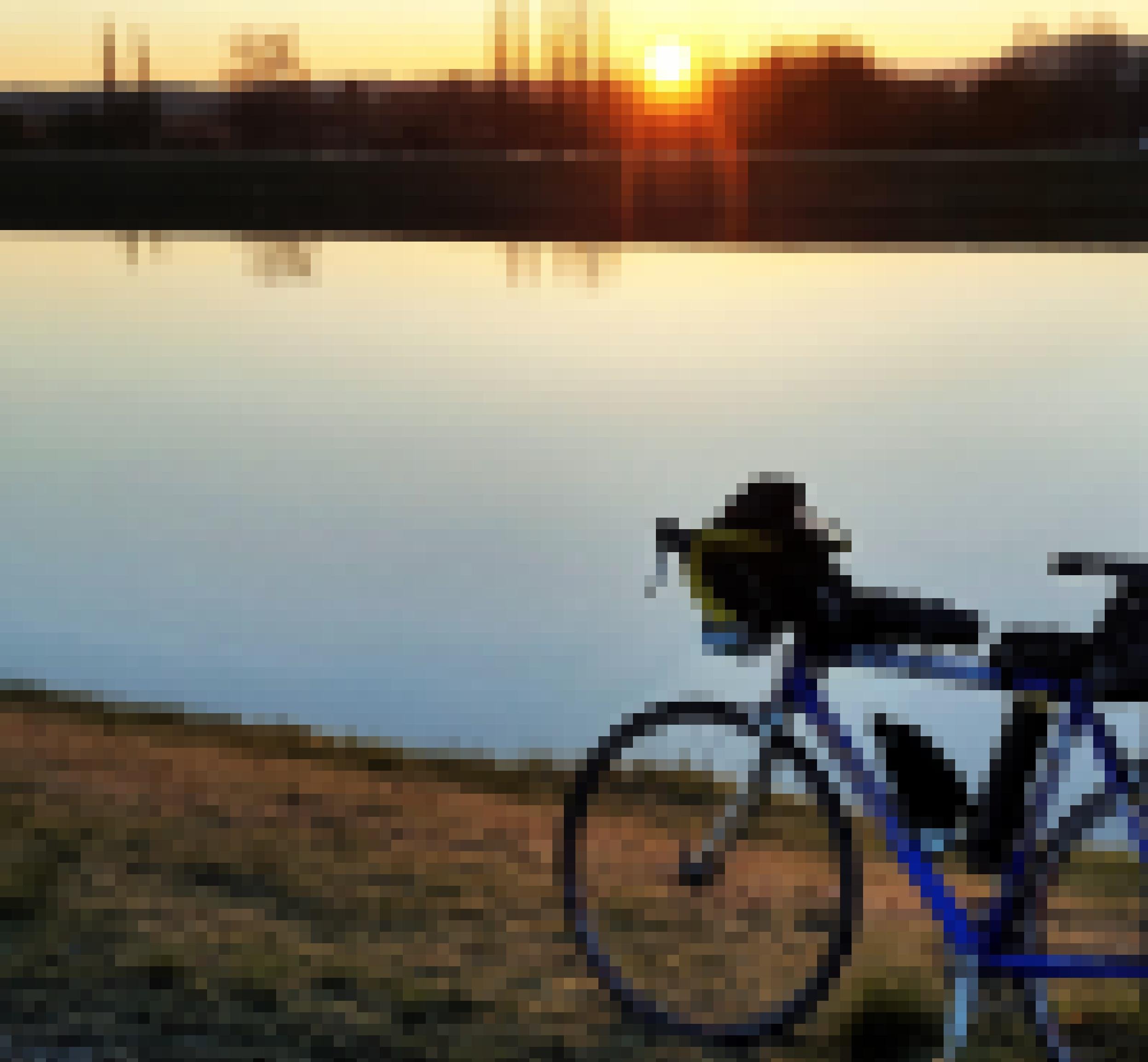 Sonnenaufgang über der Fränkischen Schweit, hinter dem Main-Donau-Kanal, an dem, den Lenker gen Norden berichtet, das Rennrad des Reporters steht.
