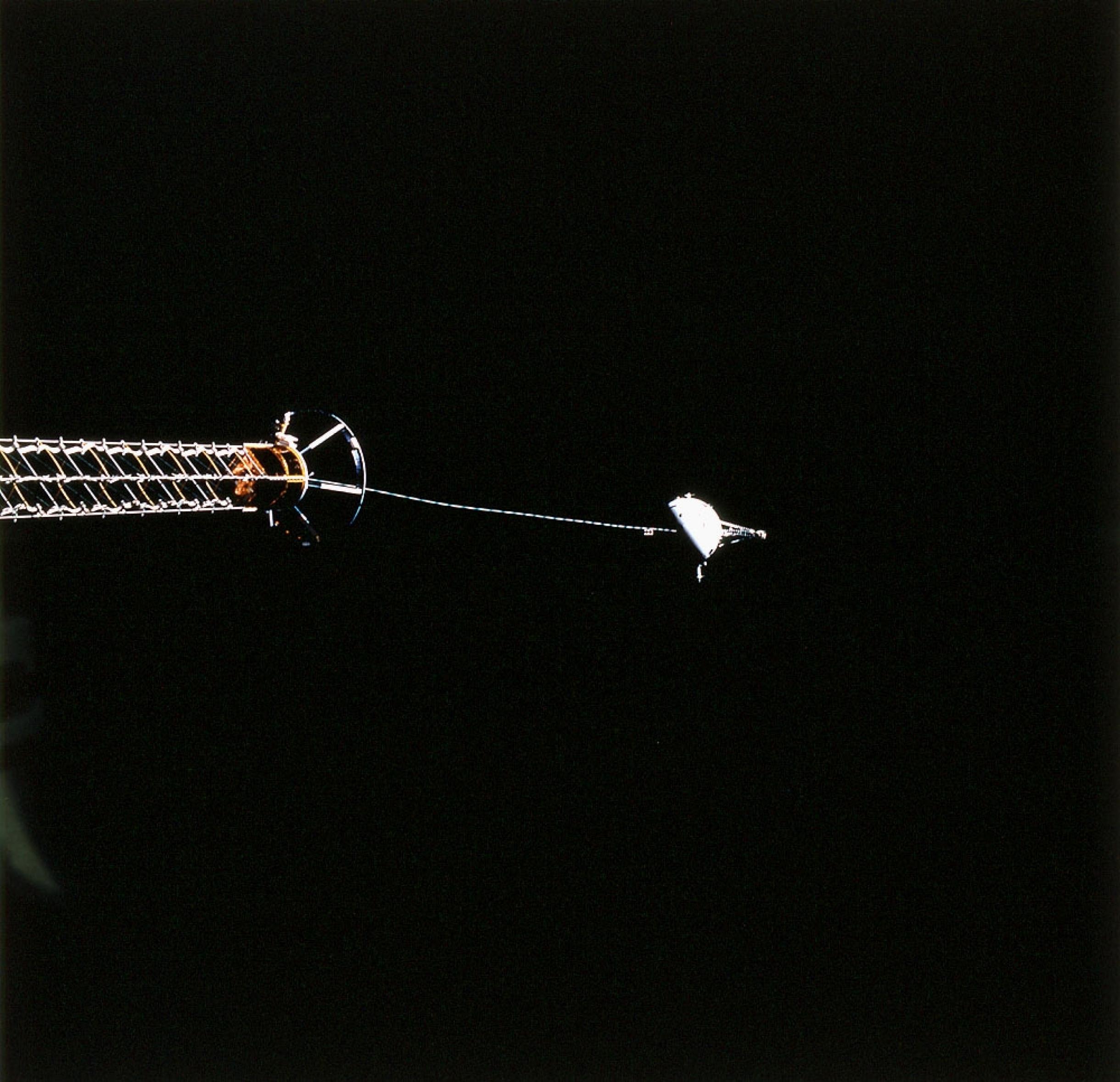 Bei Shuttlemission STS-75 gelingt das Entrollen des Kabels – aber bei 19,7 Kilometern reißt das Seil schließlich.