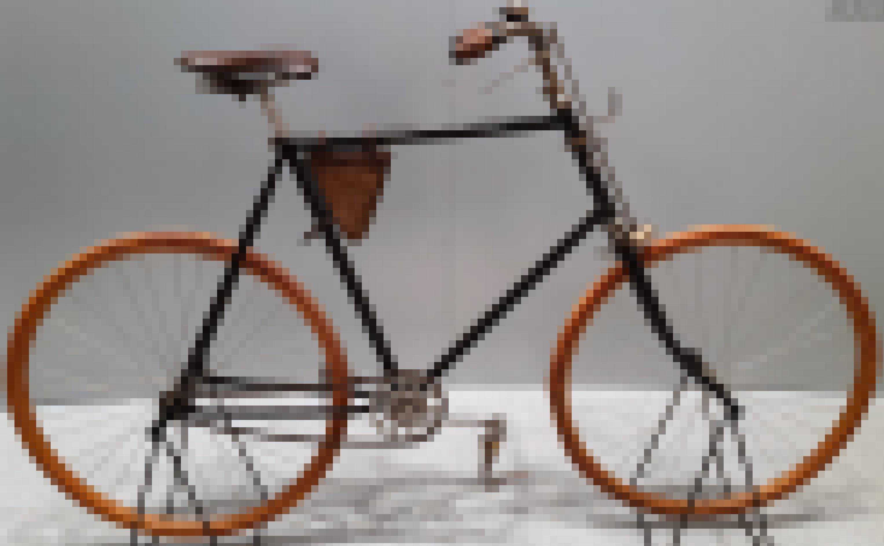 Ein zugleich altertümlich und vertraut wirkendes Herrenrad mit kleiner dreieckiger Rahmentasche.