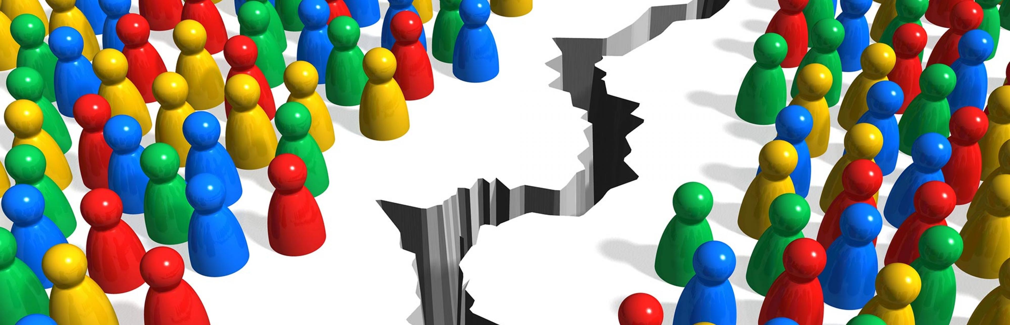 links und rechts eine dichte Ansammlung von Spielfiguren (Pöppel) in rot, gelb, grün und blau, in zwei Gruppen getrennt durch einen Riss im Boden in der Mitte des Bildes