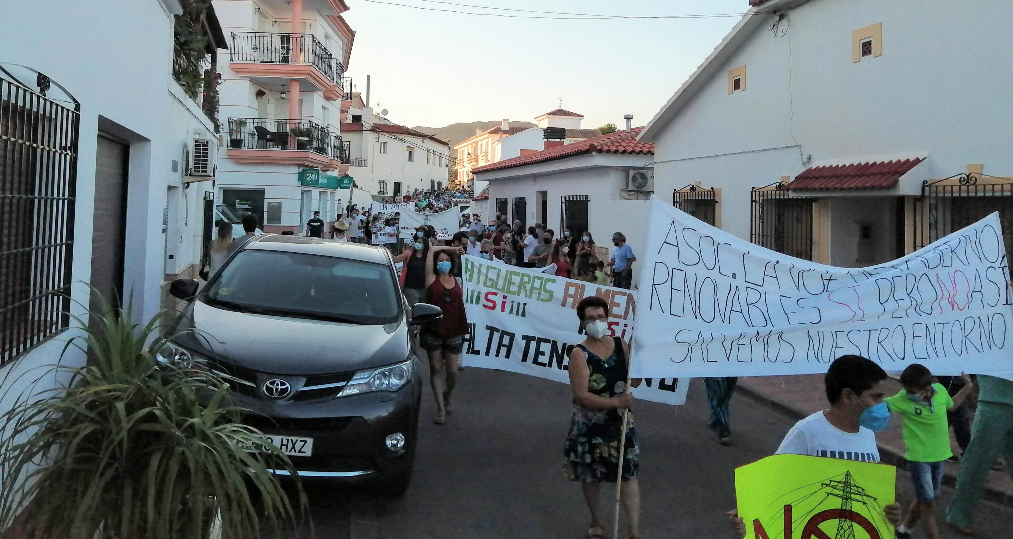 Ein Demonstrationszug mit Transparenten auf der Hauptstraße einer spanischen Ortschaft