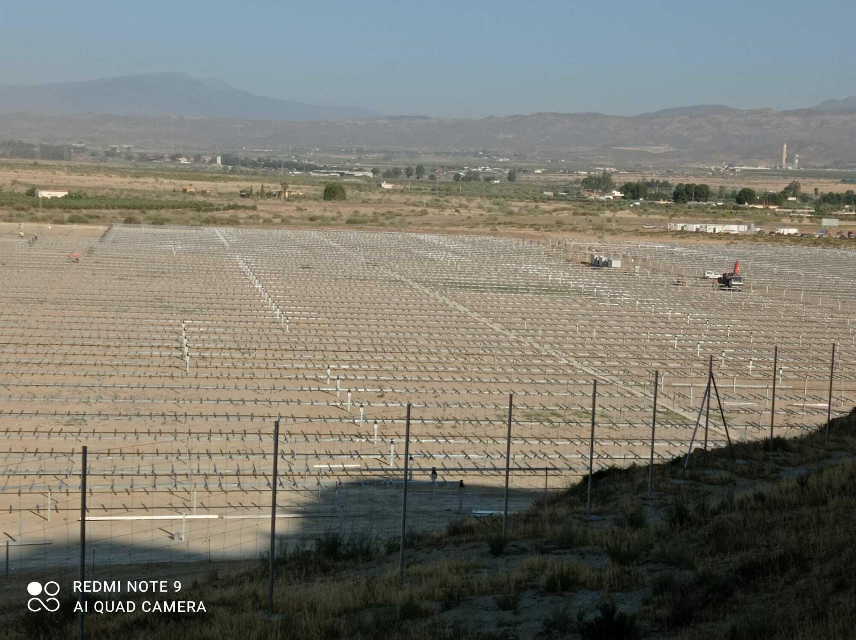 Ein 400 Hektar großer Solarpark erstreckt sich über eine besonnte Ebene