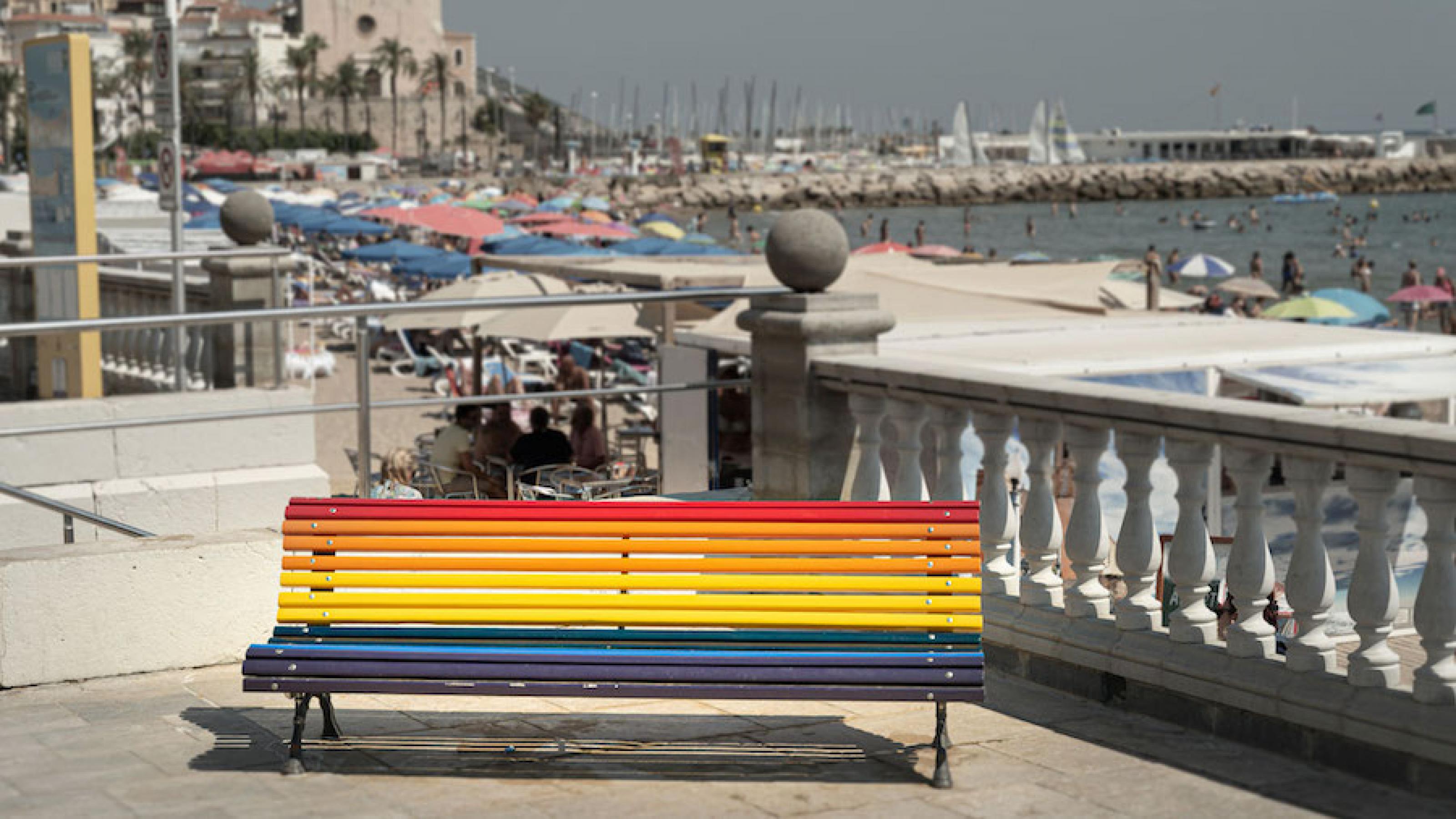 Mit Regenbogenfarben bemalte Bank in Sitges/Spanien