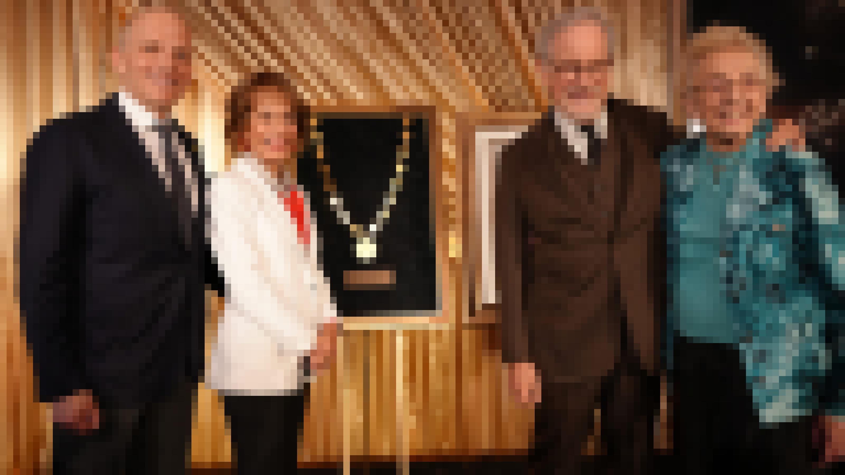 Regisseur Steven Spielberg legt den Arm um die 93 Jahre alte Celina Biniaz, eine Holocaust Überlebende. Sie stehen auf einer Bühne vor goldenem Vorhang mit zwei anderen Ehrengästen, USC-Präsidentin Carol Folt und USC Shoah Foundation Vorstandsmitglied Joel Citron.