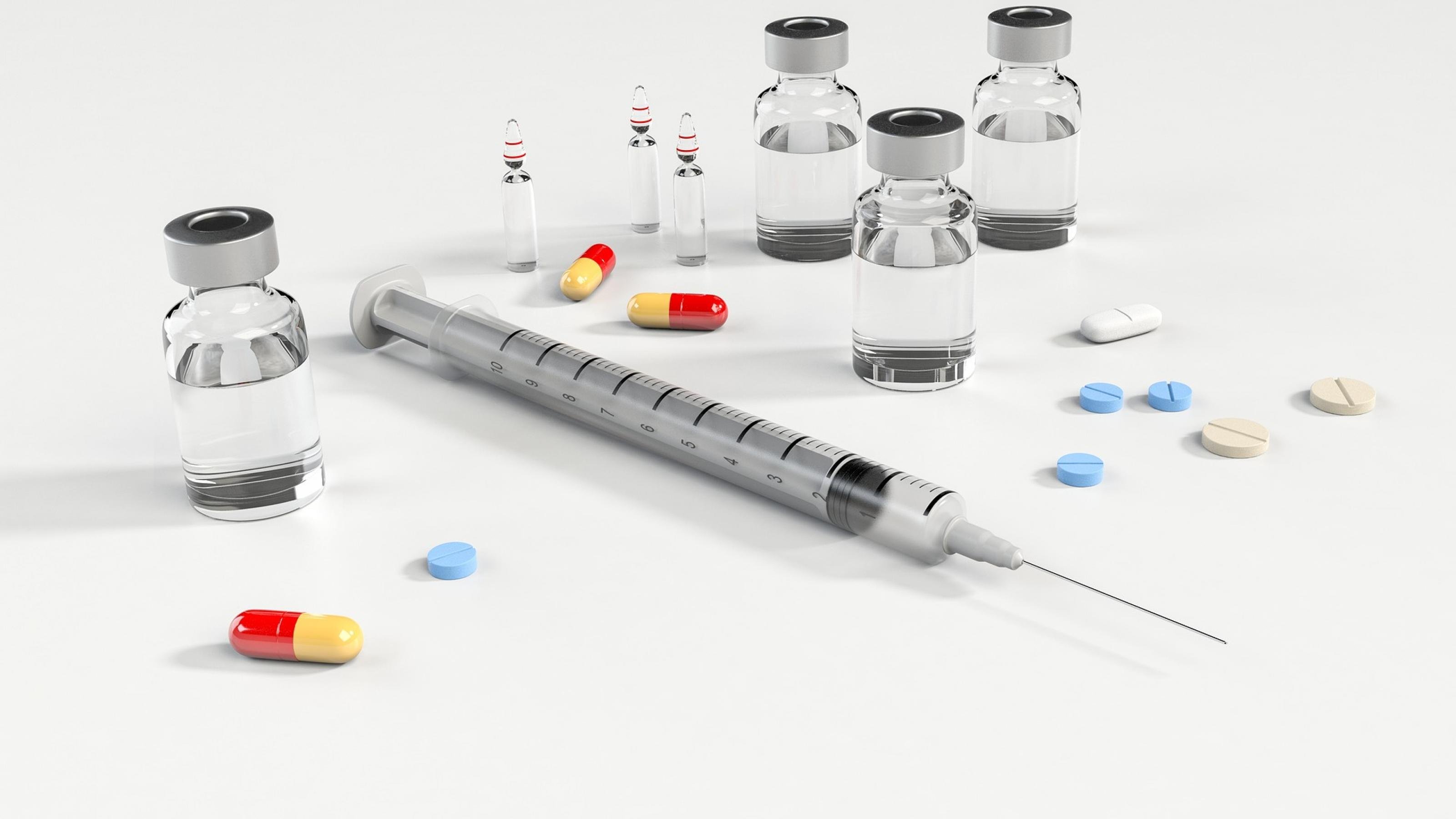 Symbolbild: Spritze, Tabletten, Pillen und Ampullen vor weißem Hintergrund