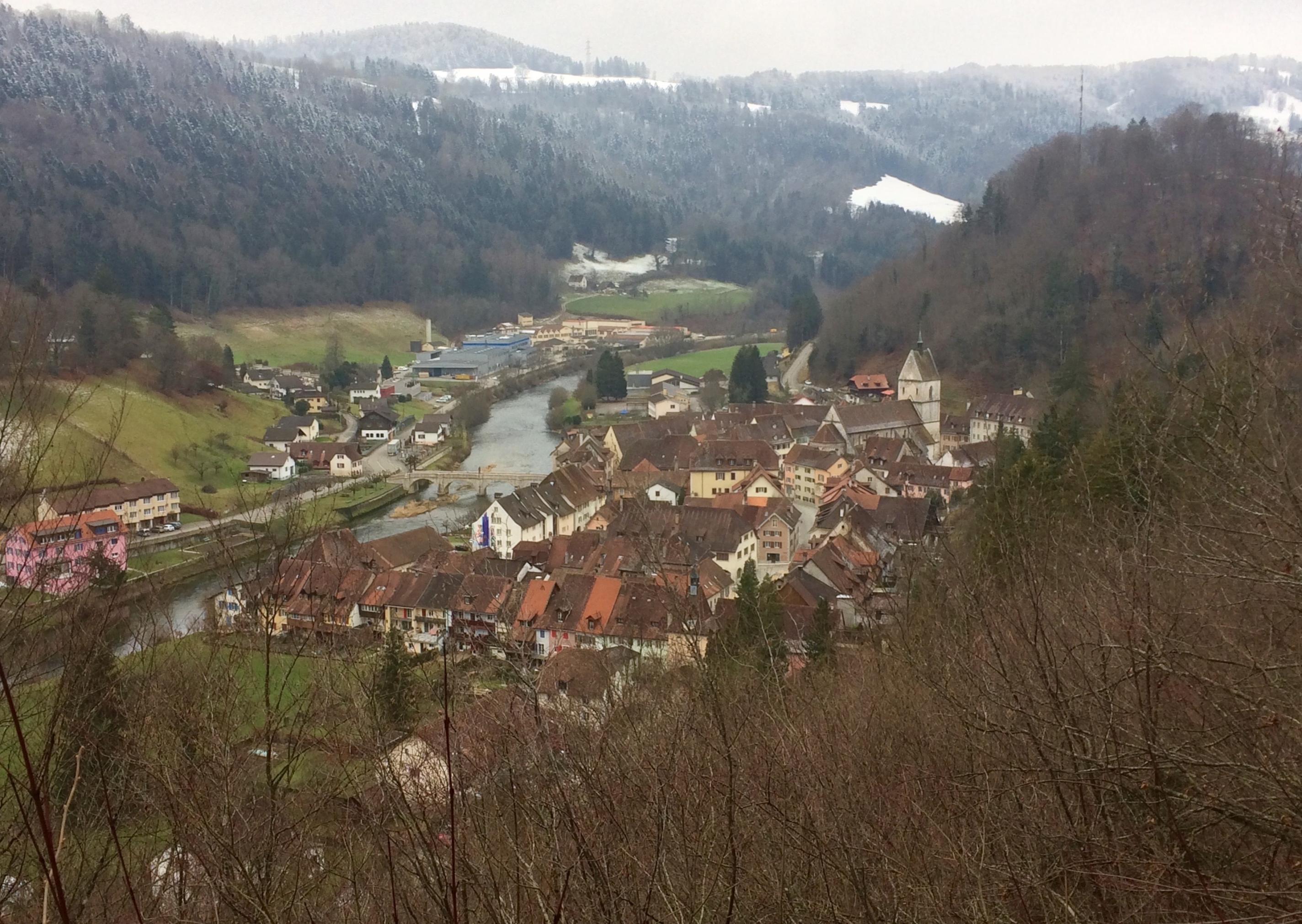 Das Städtchen Saint-Ursanne liegt am Doubs im Kanton Jura (Schweiz).