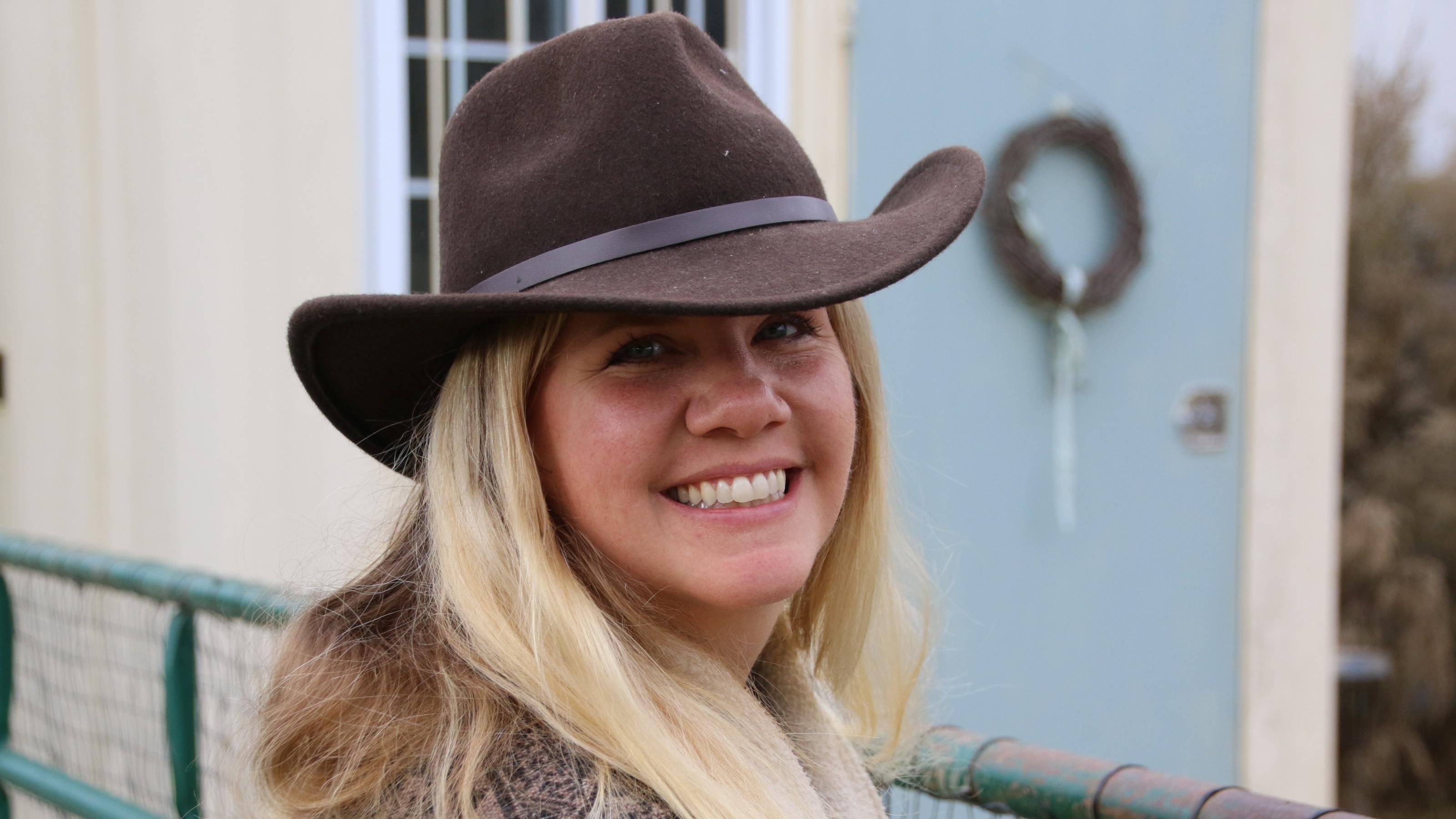 Porträt von Stacie Marshall mit Cowboy-Hut