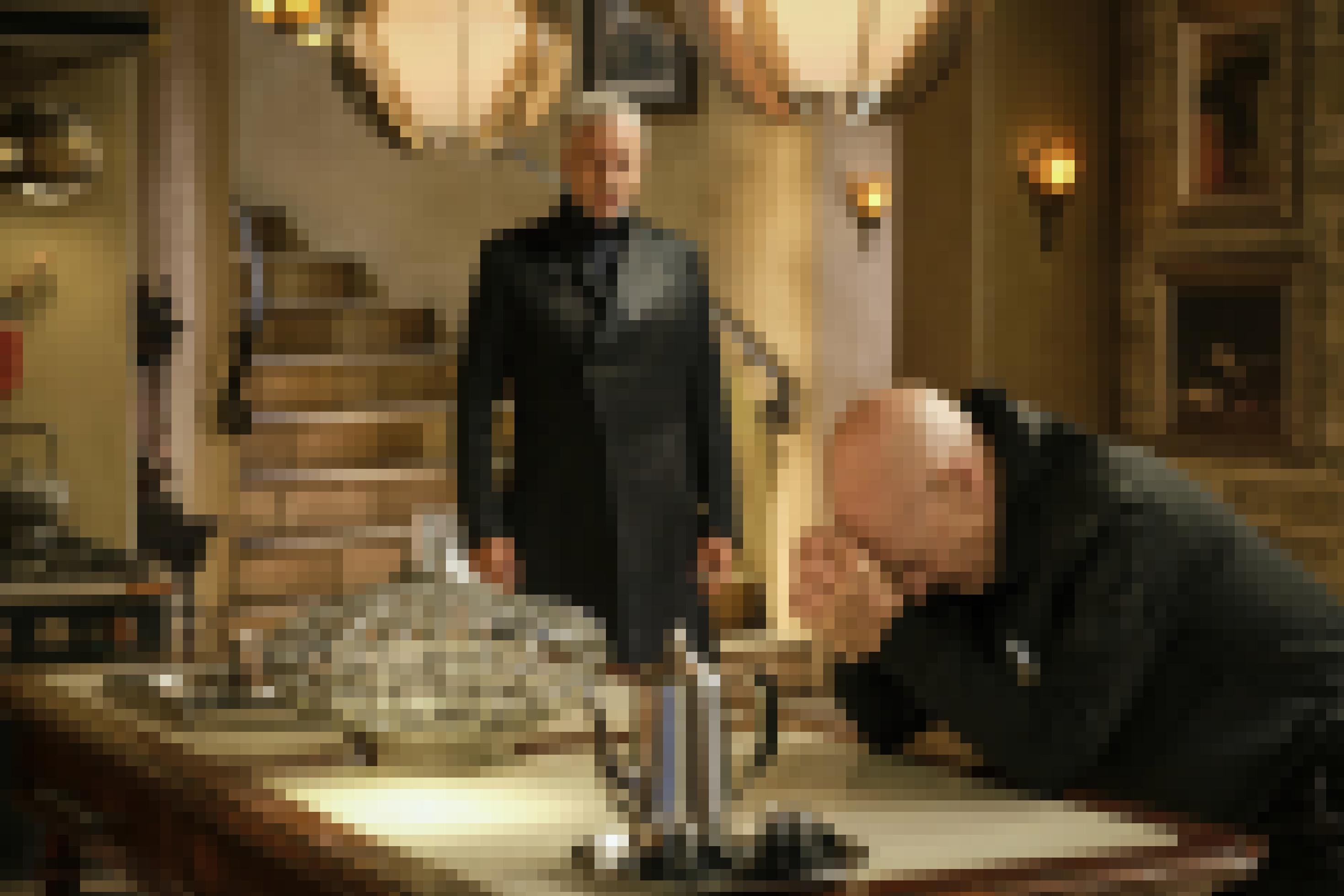 Captain Picard (Patrick Stewart) hält sich entsetzt die Hände vors Gesicht.