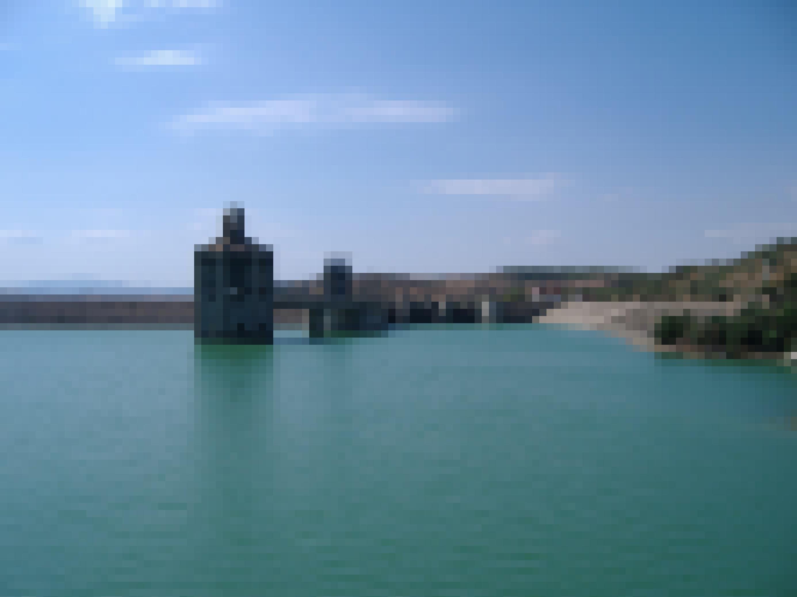 Bild des Staudamms von Sidi Salem mit Überlauf.