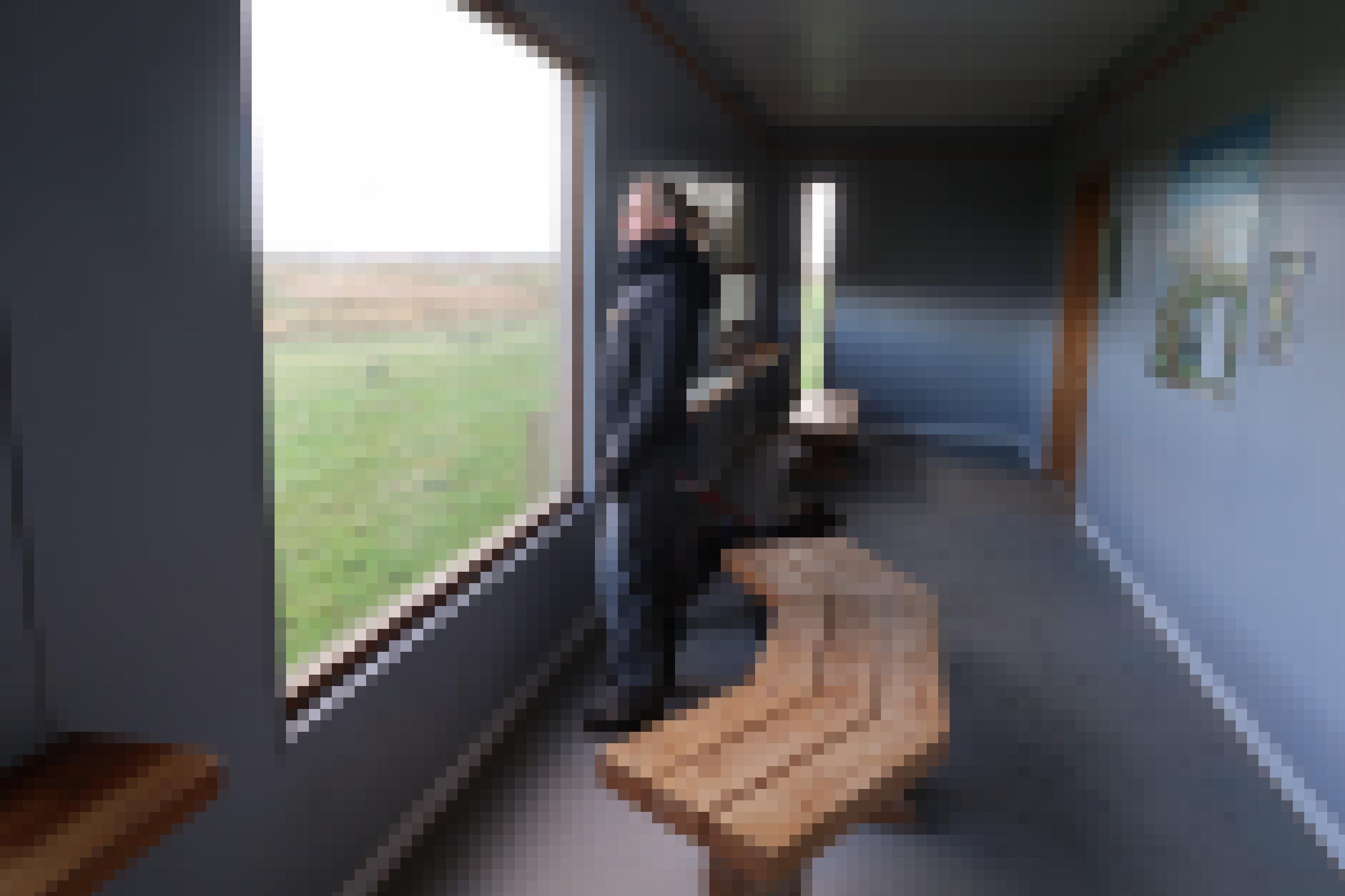 Alys Laver steht in einem Infocontainer