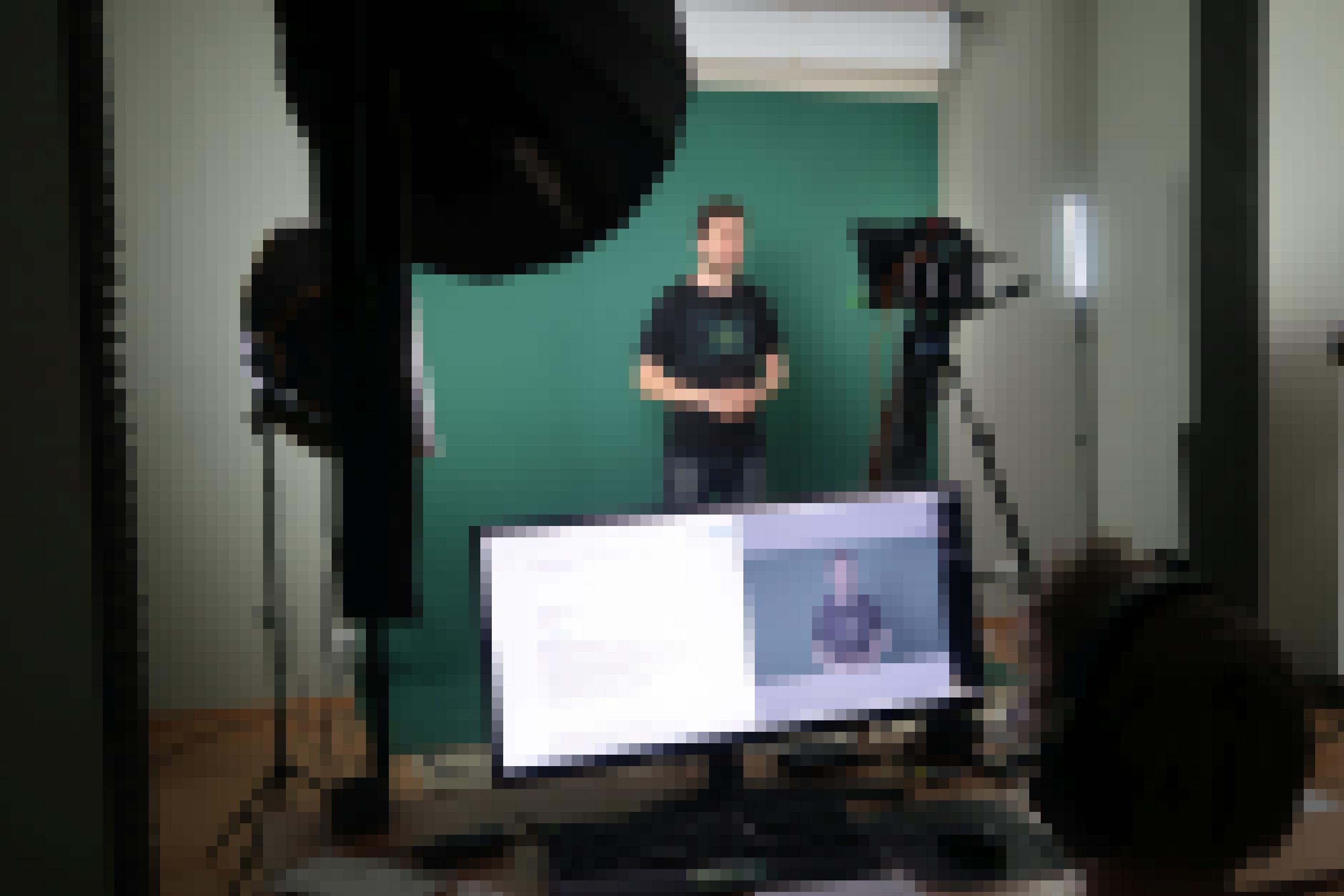Stefan Moeller steht vor der Kamera, während sein Producer die Aufnahme am PC verfolgt.
