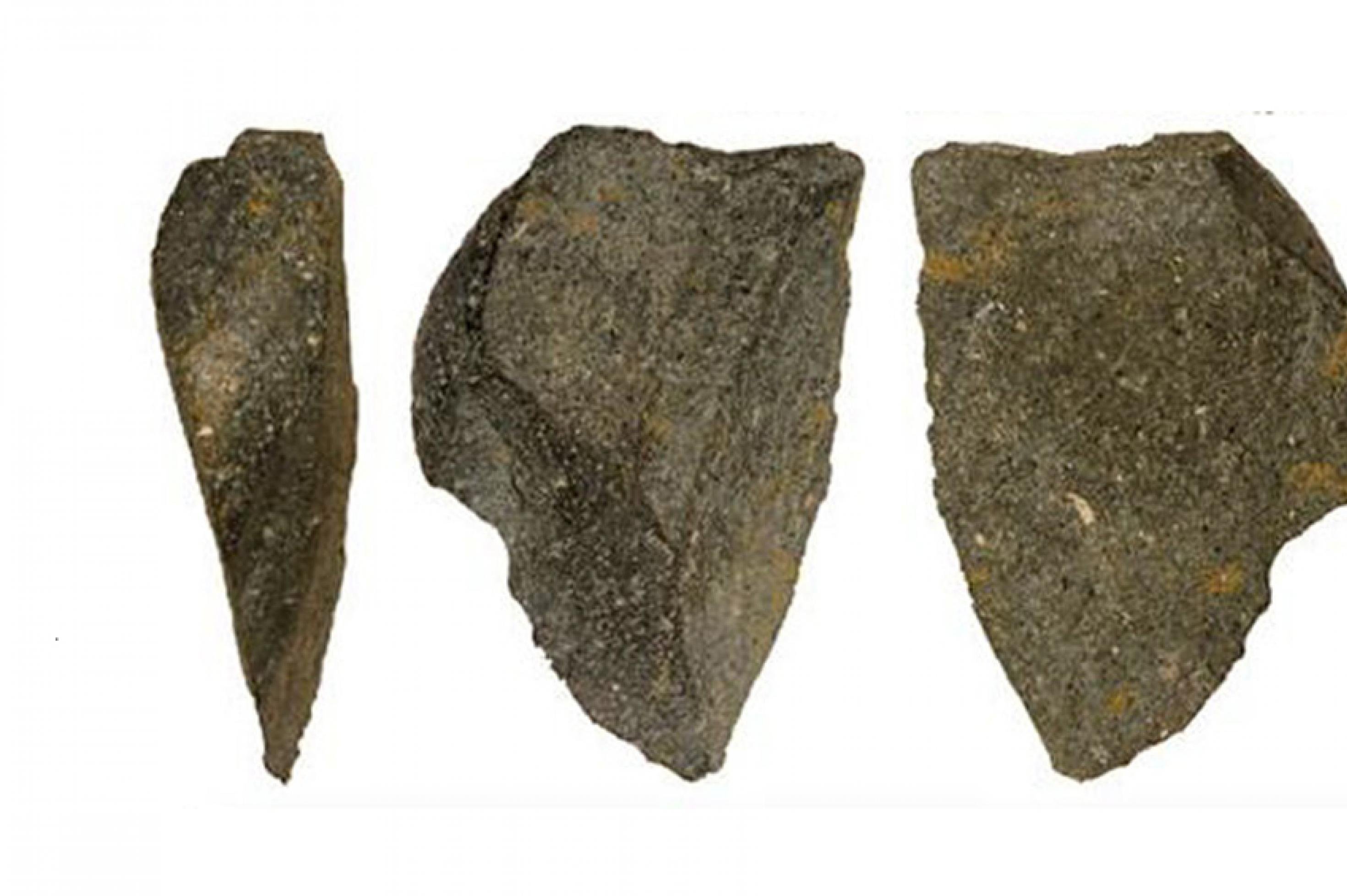 Zu sehen sind drei Ansichten eines 2,6 Millionen Jahre alten Steinwerkzeugs von der Fundstätte Bokol Dora in Äthiopien. Es handelt sich um einen gräulichen Stein, der nach unten spitz zu läuft und einst als Werkzeug gedient hat. Forscher glauben, dass Frühmenschen dieses Werkzeug nach einem bestimmten Plan gezielt angefertigt haben.