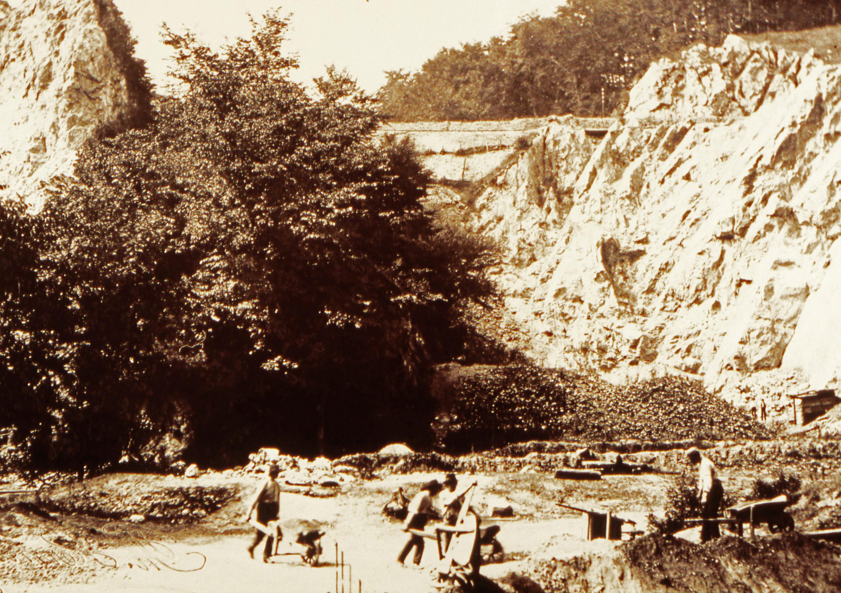 Auf dem historischen Foto sind Arbeiter zu sehen, die vor mehr als 150 Jahren in einem Steinbruch im Neanderthal bei Düsseldorf Kalkstein abbauen. Dabei räumen sie auch mehrere Höhlen aus. Was die Arbeiter in dem Moment nicht wissen: In einer der Höhle lagern die fossilen Gebeine eines fossilen Menschen. Erst der Besitzer des Steinbruchs wird auf die Knochen aufmerksam und kurz darauf erkennt ein Gelehrter, dass es sich um die Knochen eines Urmenschen handelt. Er wird Neandertaler genannt.