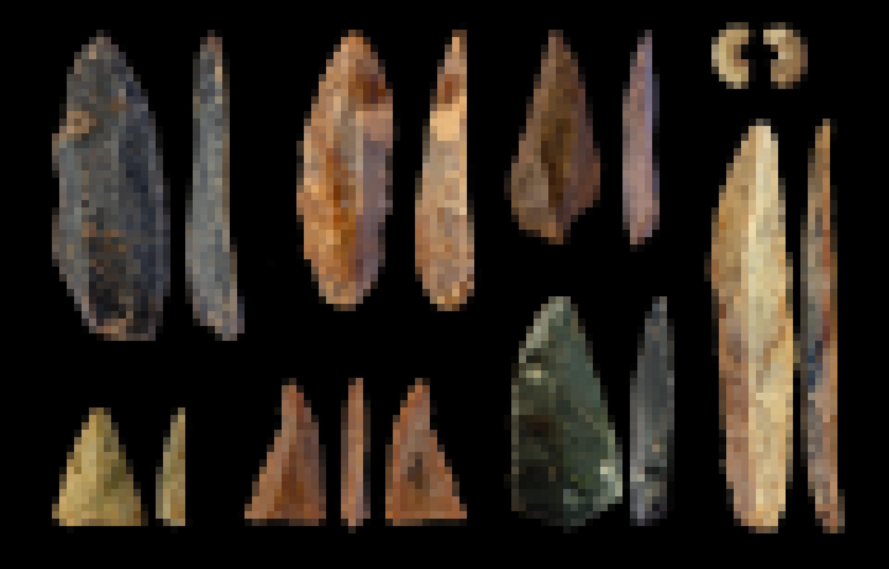 Auf schwarzem Hintergrund zu sehen sind verschiedene Klingen und Schaber aus Feuerstein, sowie rechts oben eine zerbrochene Perle aus Sandstein, die in der Mitte durchlocht ist. Die filigran zugeschlagenen Stein-Objekte zeigen Farbtöne von fast schwarz, über grünlich, orange, rötlich und gelb.