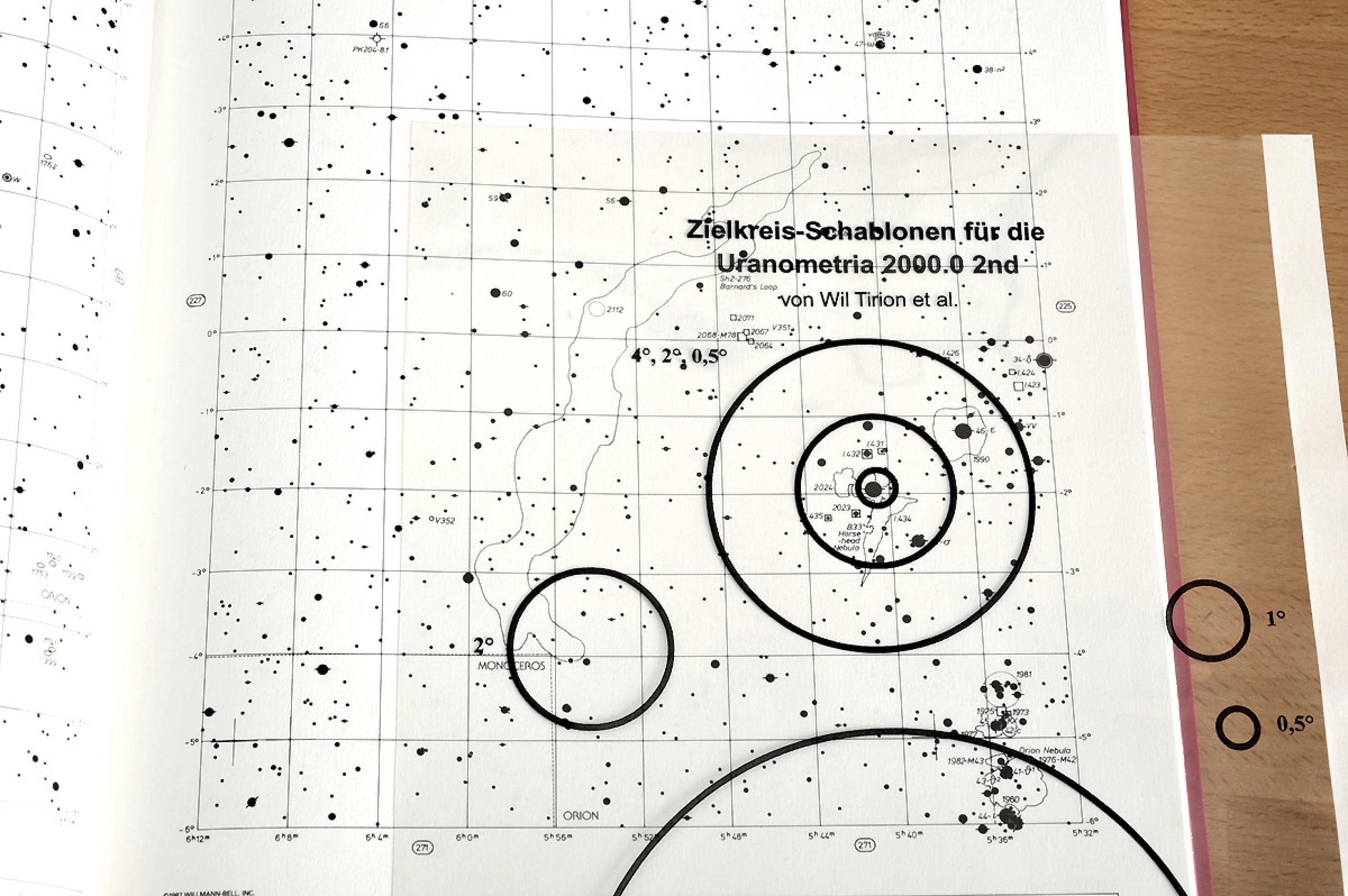 Ausschnitt aus dem großmaßstäbigen Sternatlas Uranometria. Mit Zielkreisschablonen, die zeigen, wie detailreich dieses Werk ist.