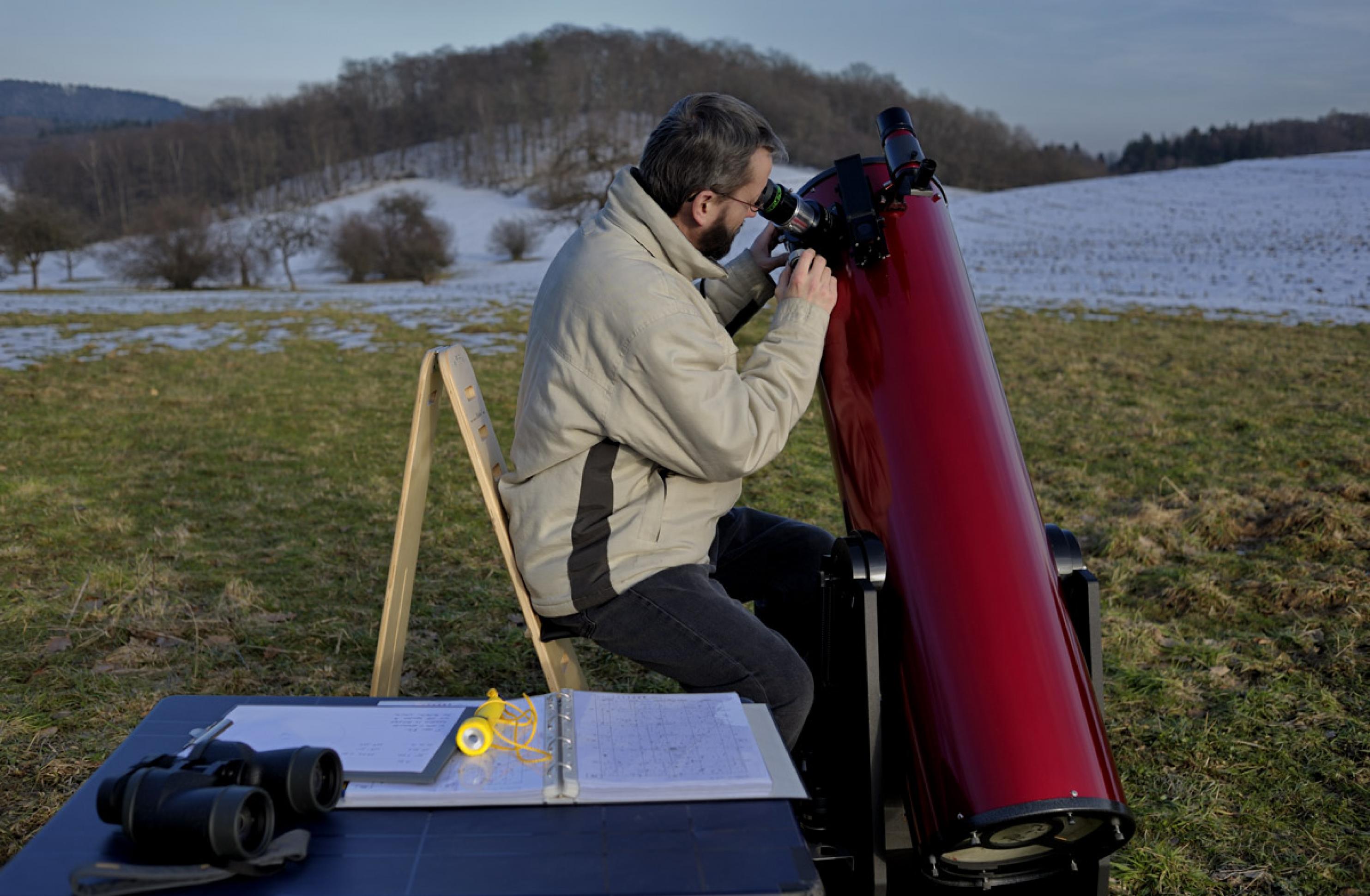 Himmels-Beobachter mit Dobson-Teleskop. Sterngucken ist ein Naturerlebnis der besonderen Art.