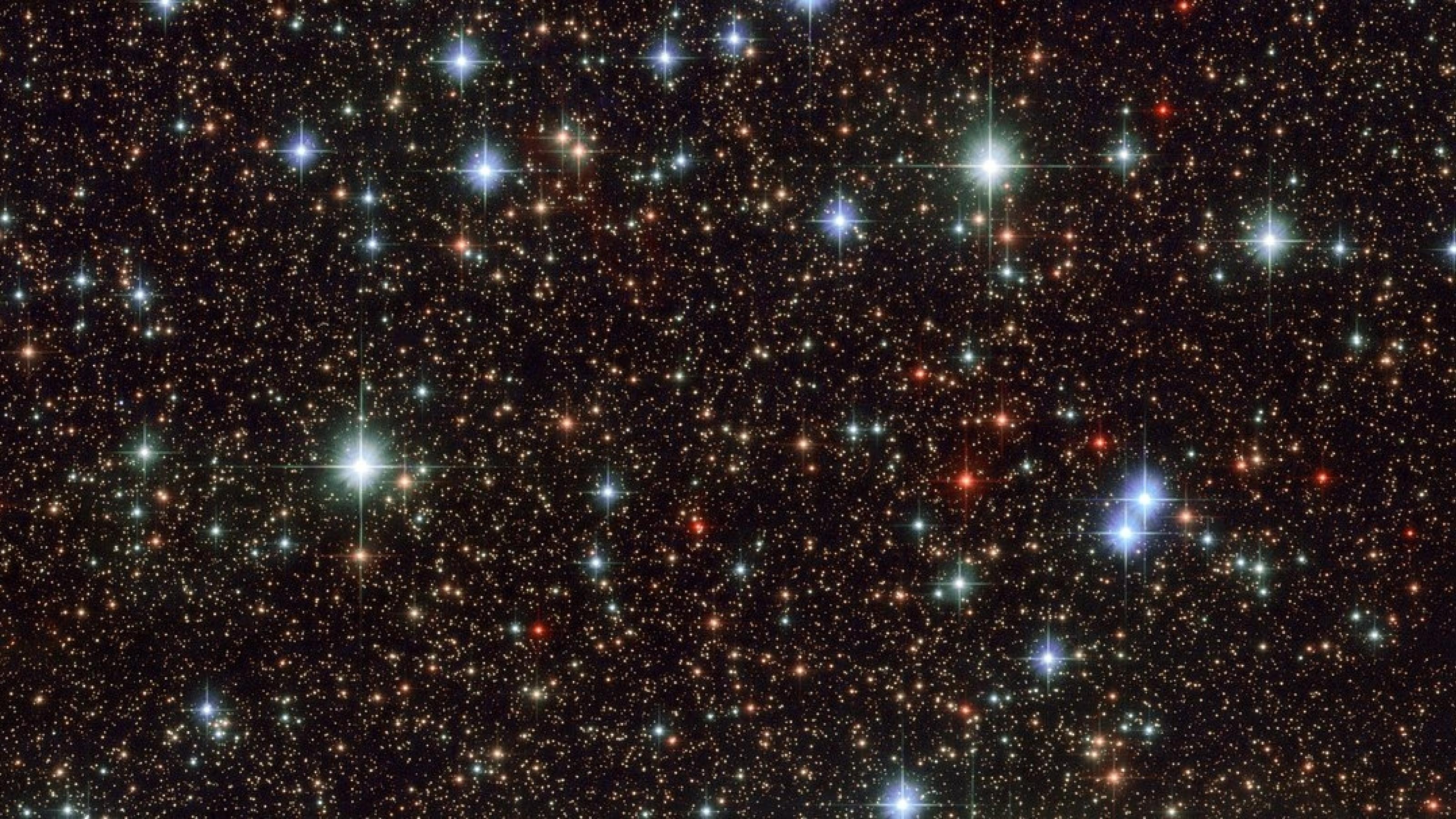 Ein winziger Himmelsausschnitt im Sternbild Schütze, aufgenommen mit dem Weltraumteleskop Hubble. Wir sehen nur einen Bruchteil der sternenreichen Milchstraße – und stellen uns vor, wie viele dieser Sterne wohl von Planeten umkreist werden und auf wie vielen von ihnen wohl Lebensformen denkbar sind.