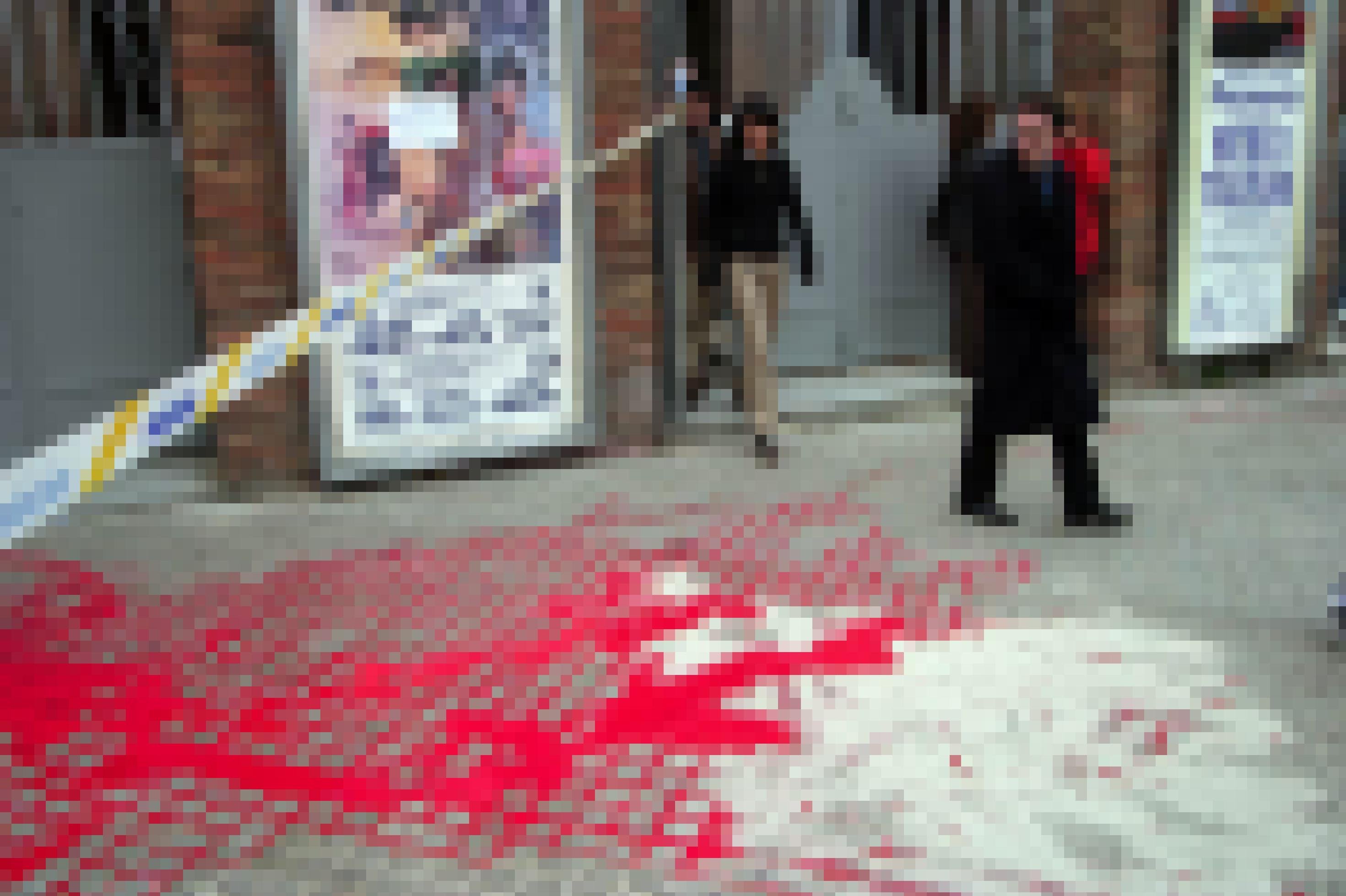 Stierkampf-Gegner beschmieren den Eingang der Arena in Barcelona mit roter Farbe
