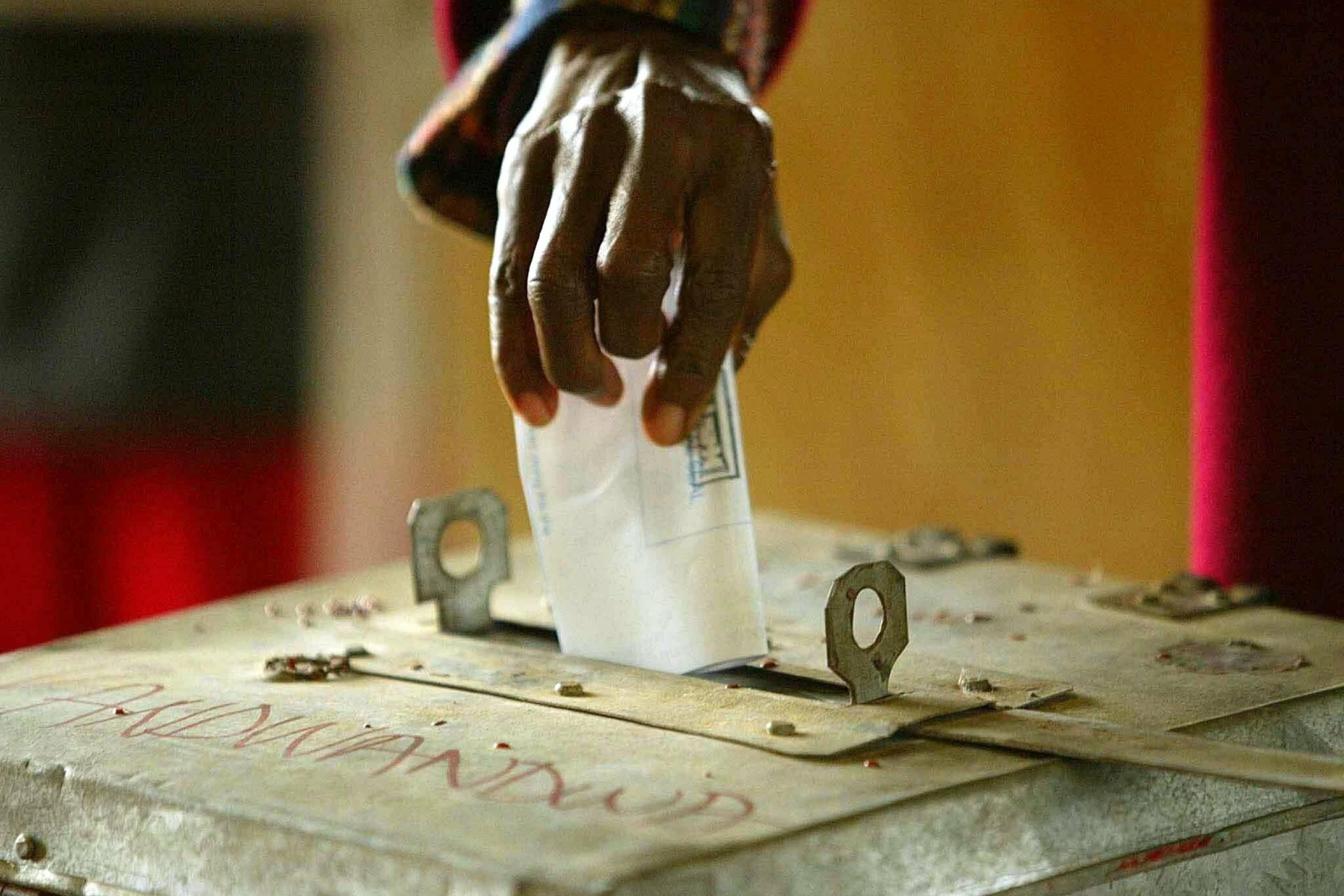 Ein Wähler wirft seinen Stimmzettel am 18.10.2003 in einem Wahllokal im Ntfonjeni-Gebiet im Nordosten von Swasiland in eine Wahlurne.