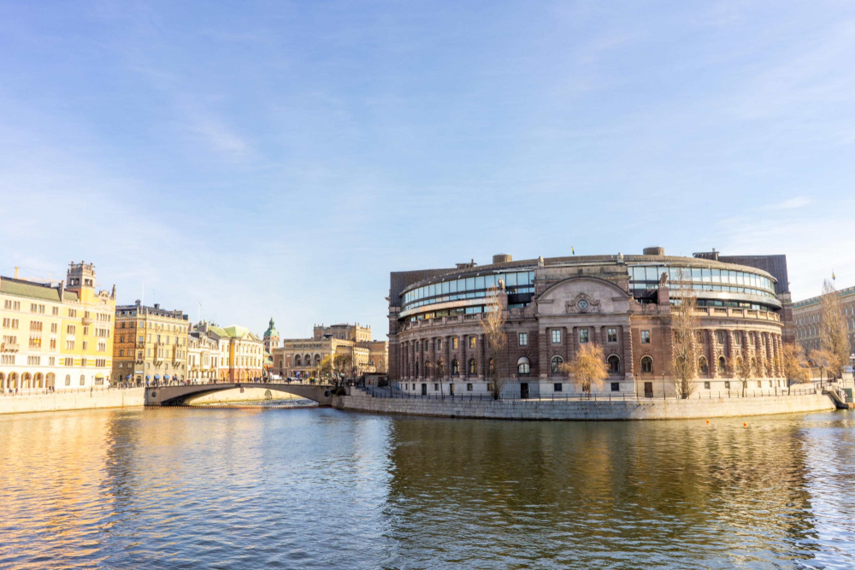 Die Nationalbrücke führt über den braunen Mälaren-See zum schwedischen Reichstag in Stockholm.