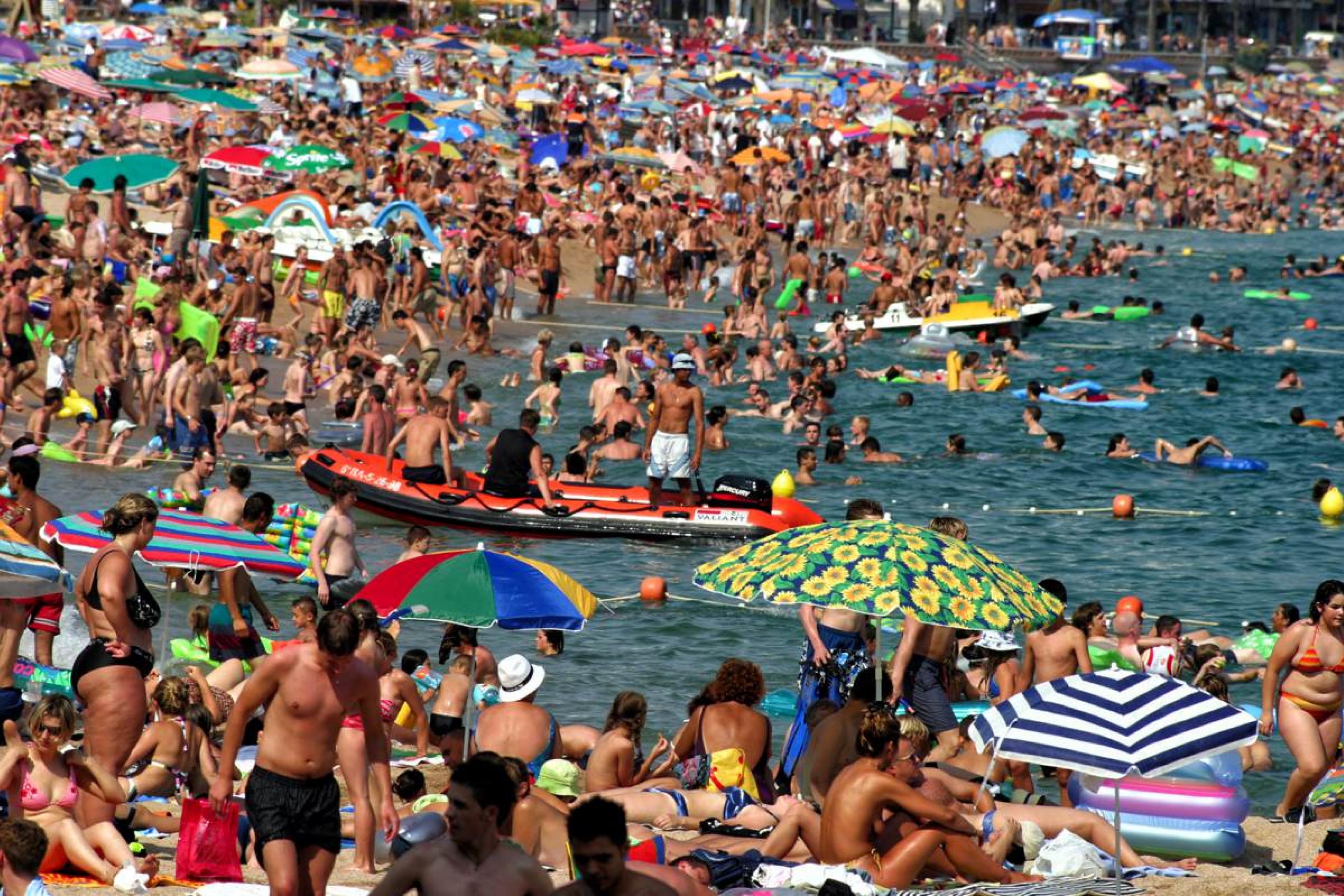 Strand am Badeort Lloret de Mar an der Costa Brava in Katalonien im Sommer