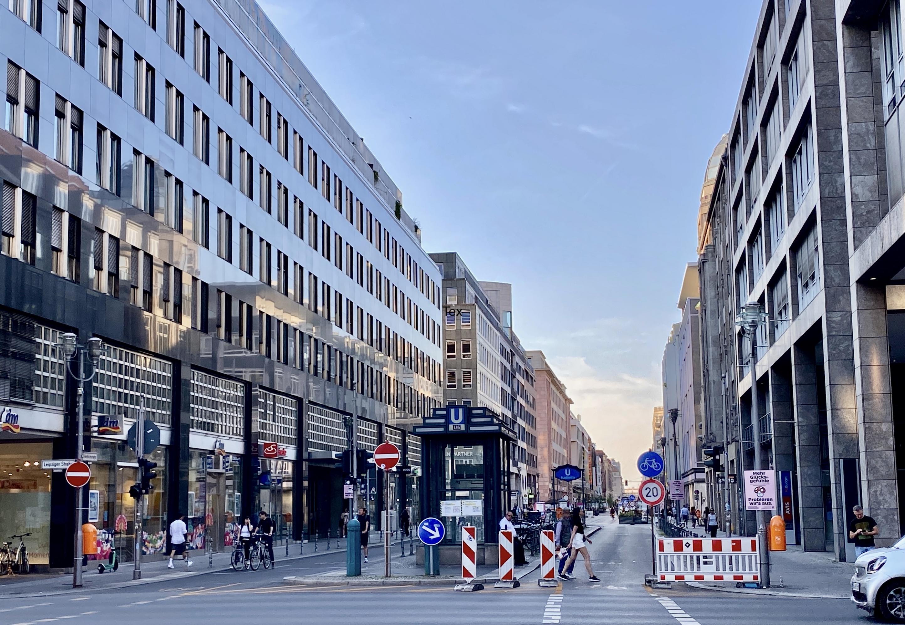 Eine Straße ist Baustellenbaken für Autos gesperrt.