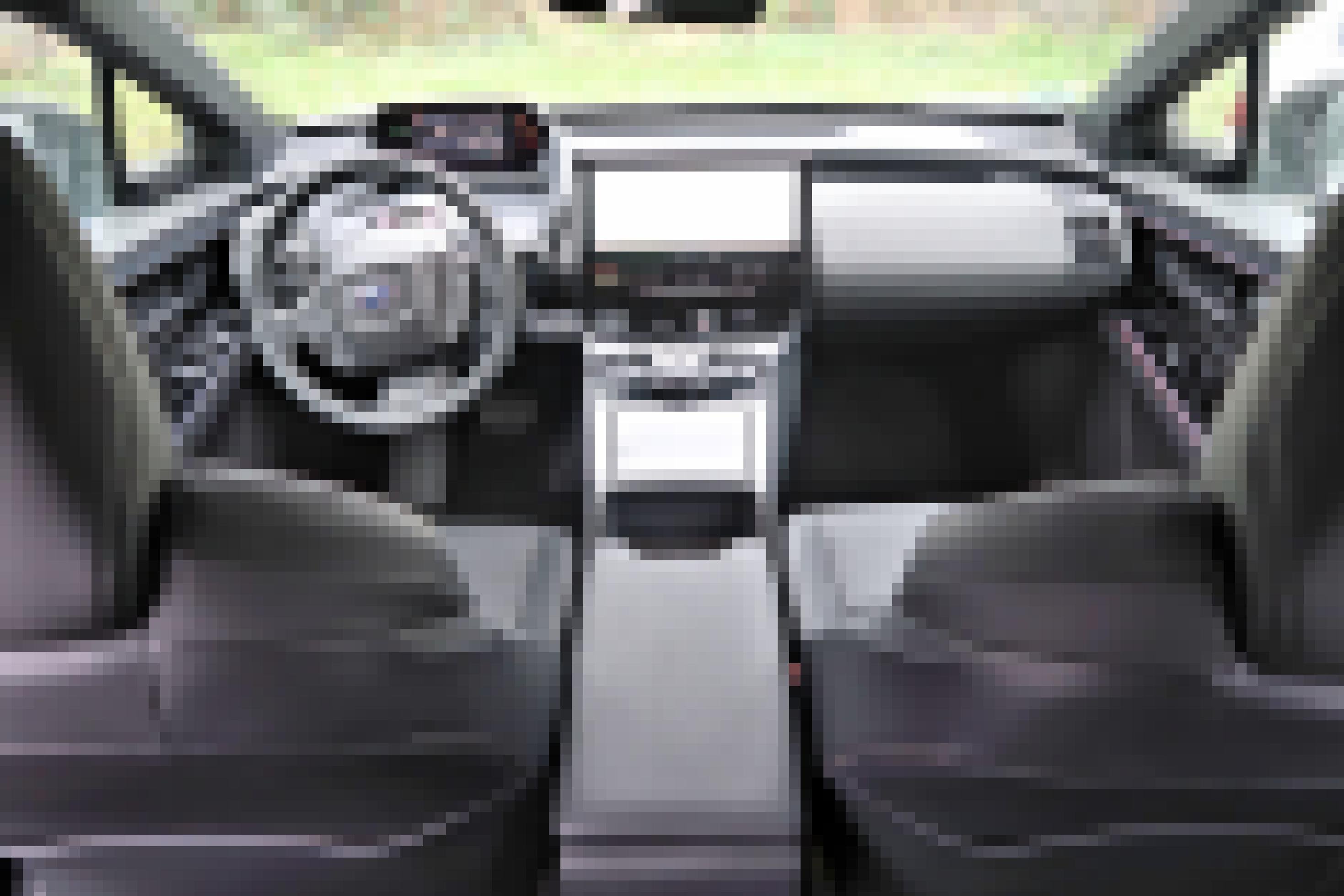 Blick vom Rücksitz aufs Armaturenbrett des Subaru Solterra