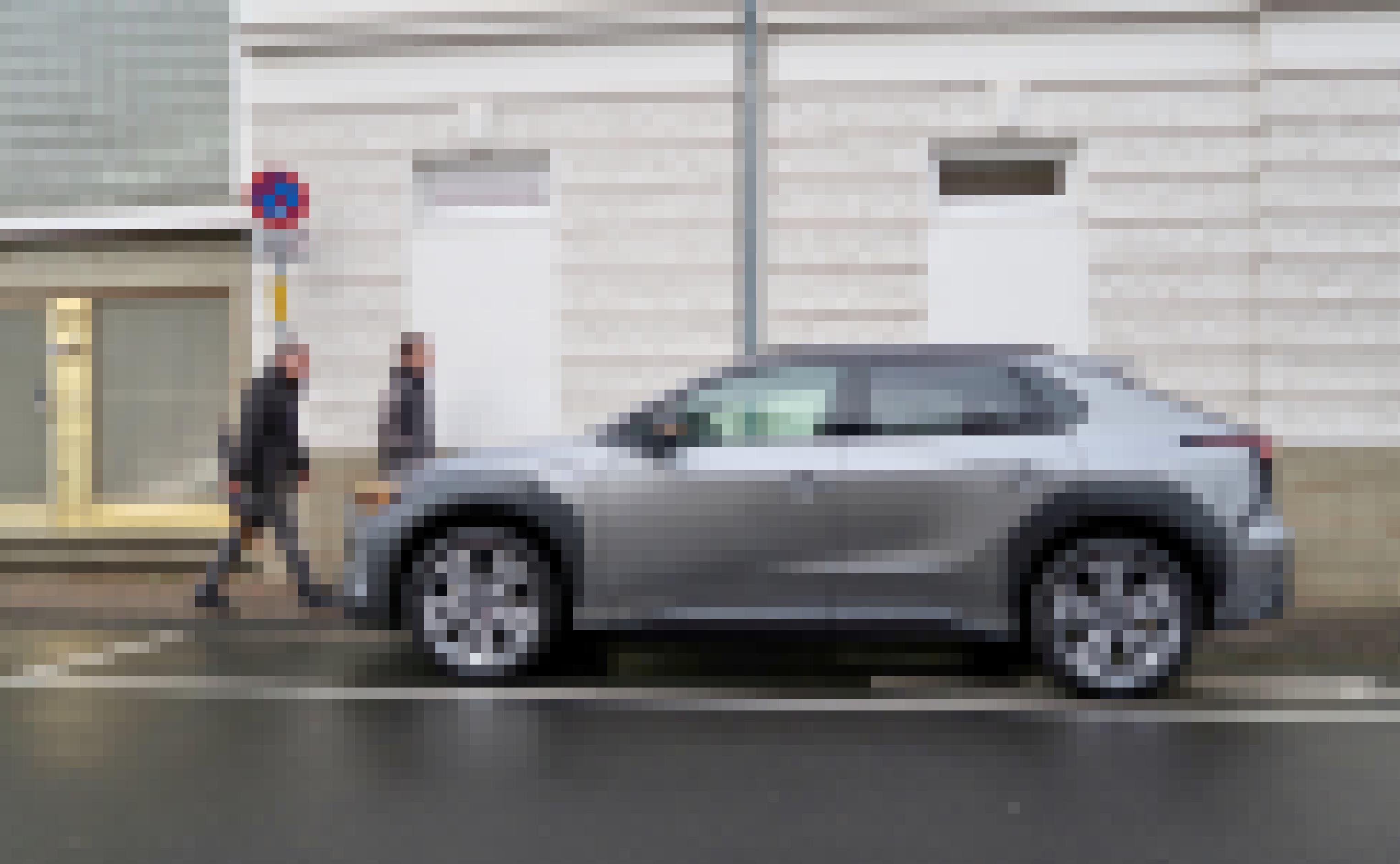 Subaru Solterra parkt am Straßenrand