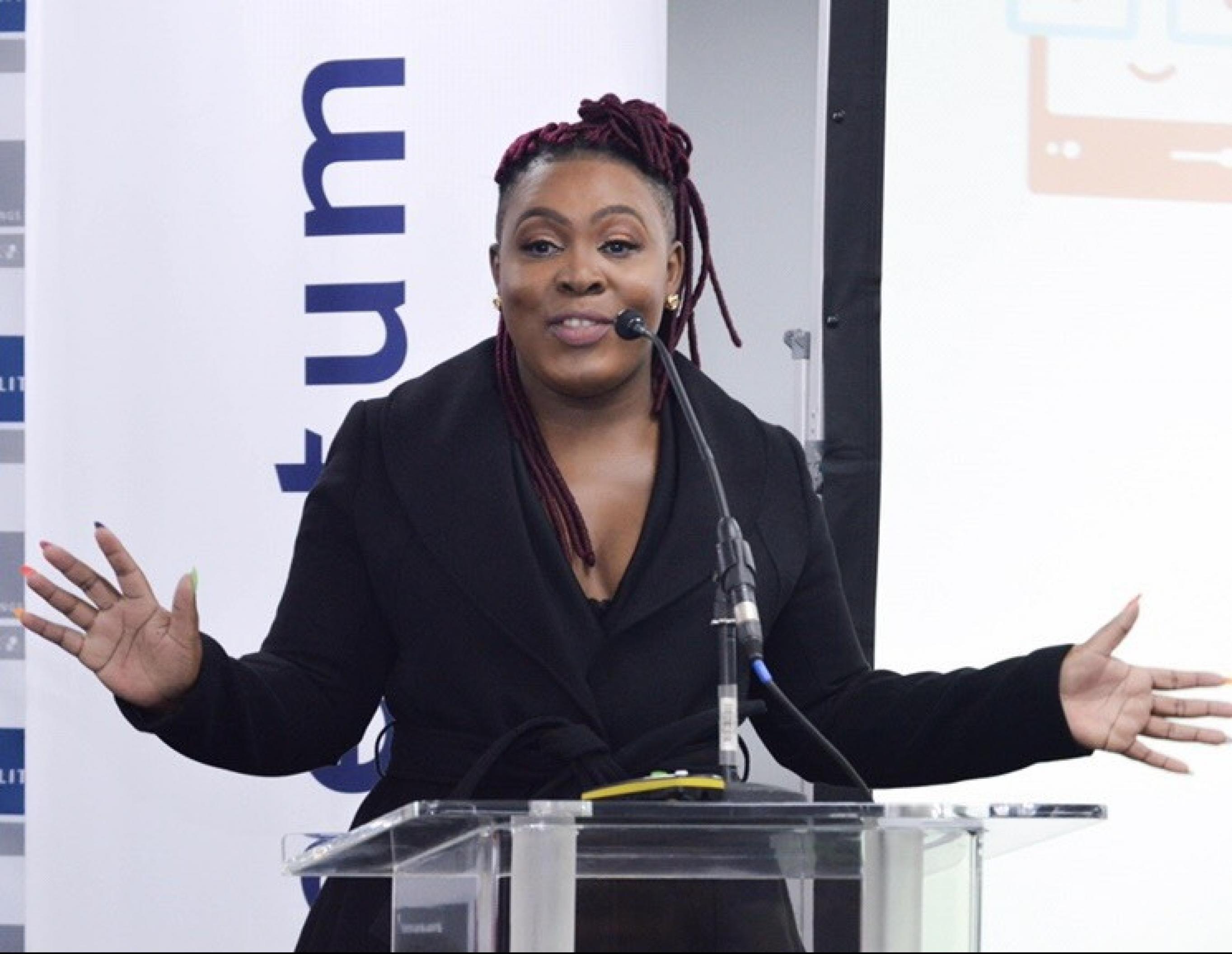 Lindiwe Matlali, Gründerin 'Africa Teen Geeks', steht bei einer Konferenz am Rednerpult