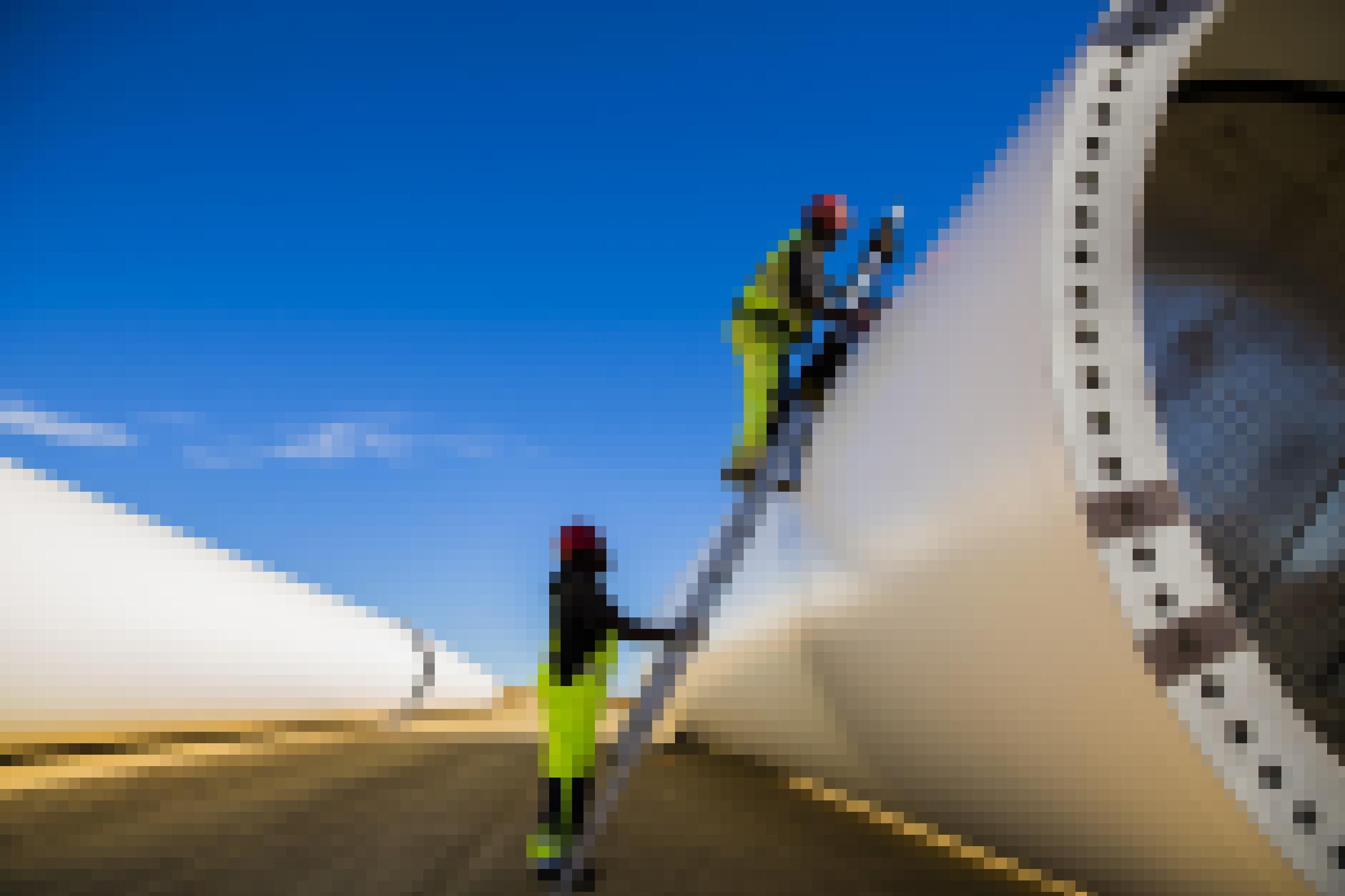 Arbeiter stehen auf einer Leiter beim Bau einer Windkraftanlage