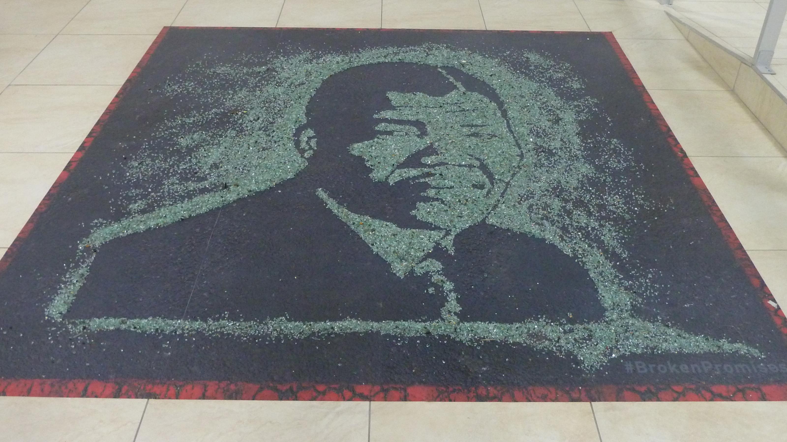 Künstlerisches Portrait Mandelas aus Glasscherben