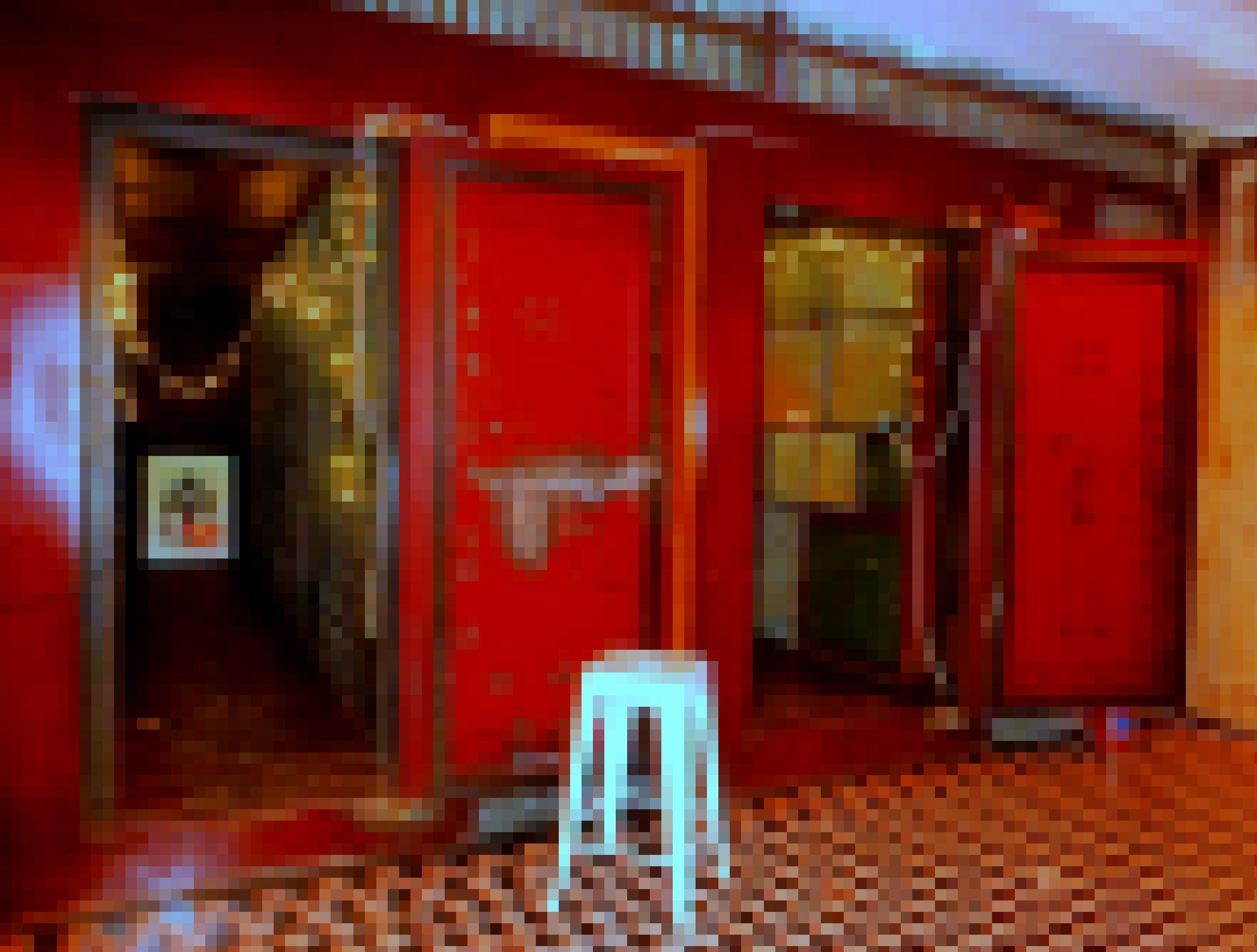 Dominierend sind die schweren roten Metalltüren im alten Tresor-Raum, der Boden ist schwarz-weiß-gekachelt, Lichterketten sorgen für eine Dinner-Atmosphäre