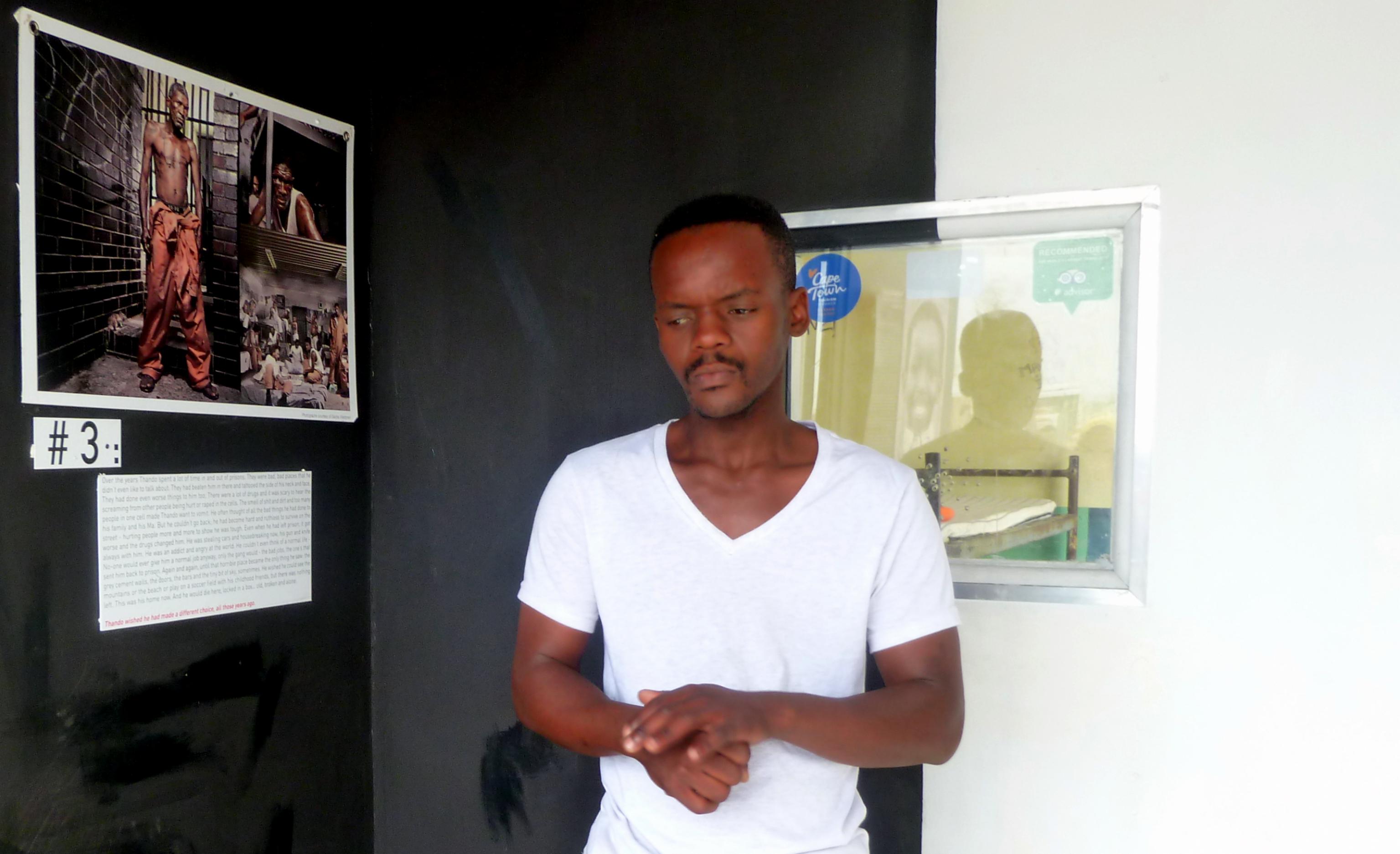 Siyabonga Tosele steht mit nachdenklichem Gesicht im Ausstellungsraum und erzählt von seiner Zeit im Gefängnis