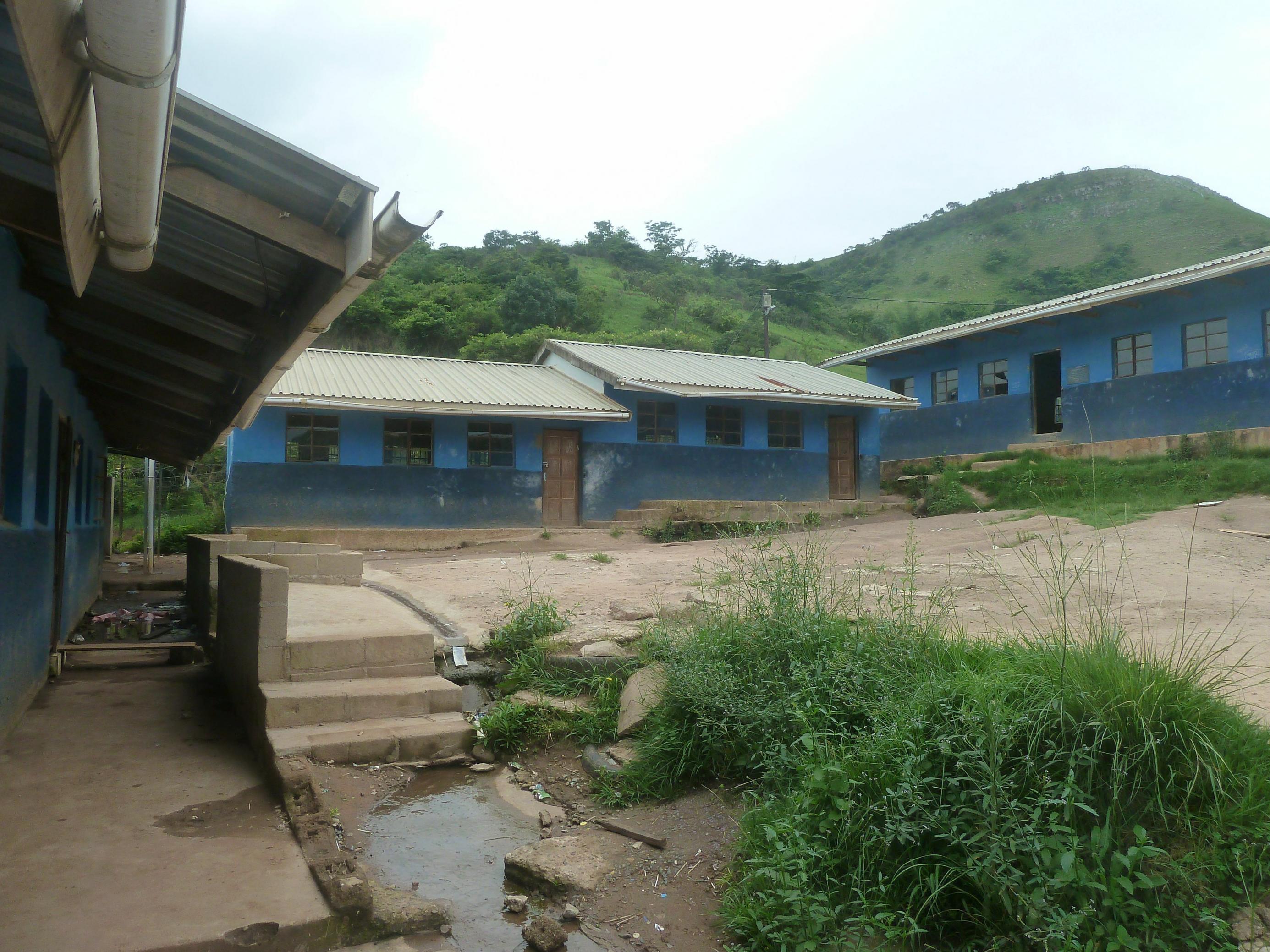 Schule bei einem Township bei Durban, der Schulhof ist ungepflegt, die Fenster zerbrochen