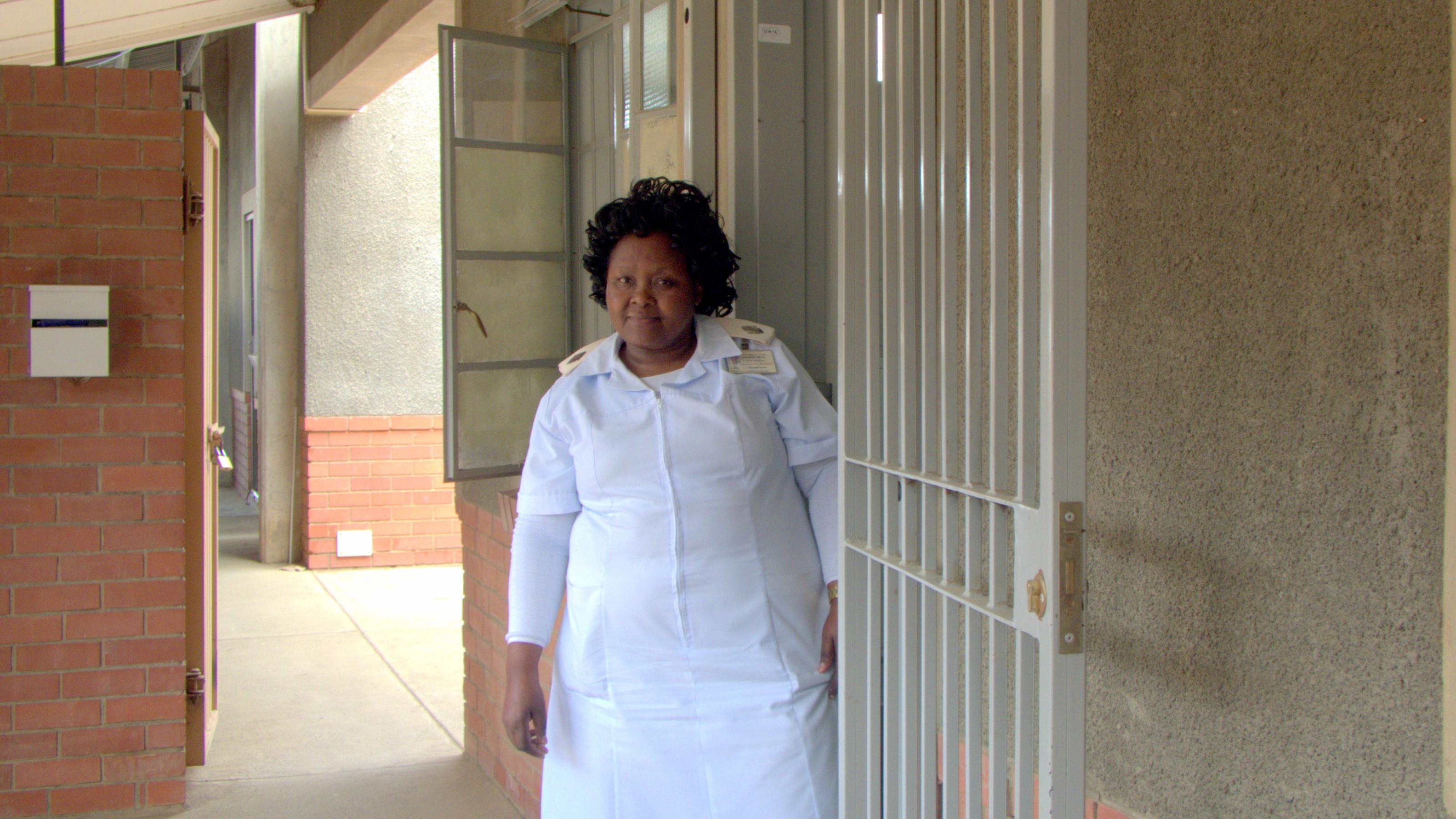 Krankenschwester Edna Waryawa steht mit ihrem weißen Kittel in der Tür der Tuberkulose-Klinik