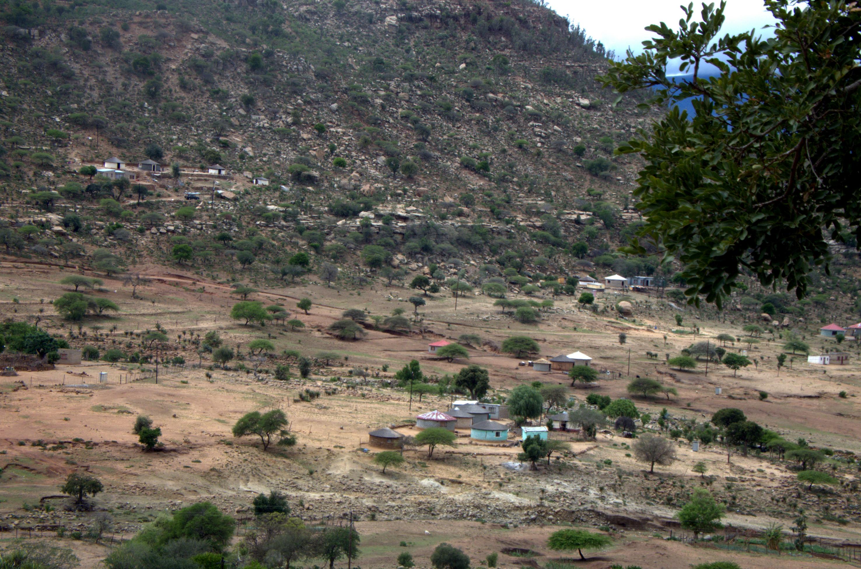 Blick auf Tugela Ferry, steinige Hügel, unbefestigte Straßen und verstreute Rundhütten