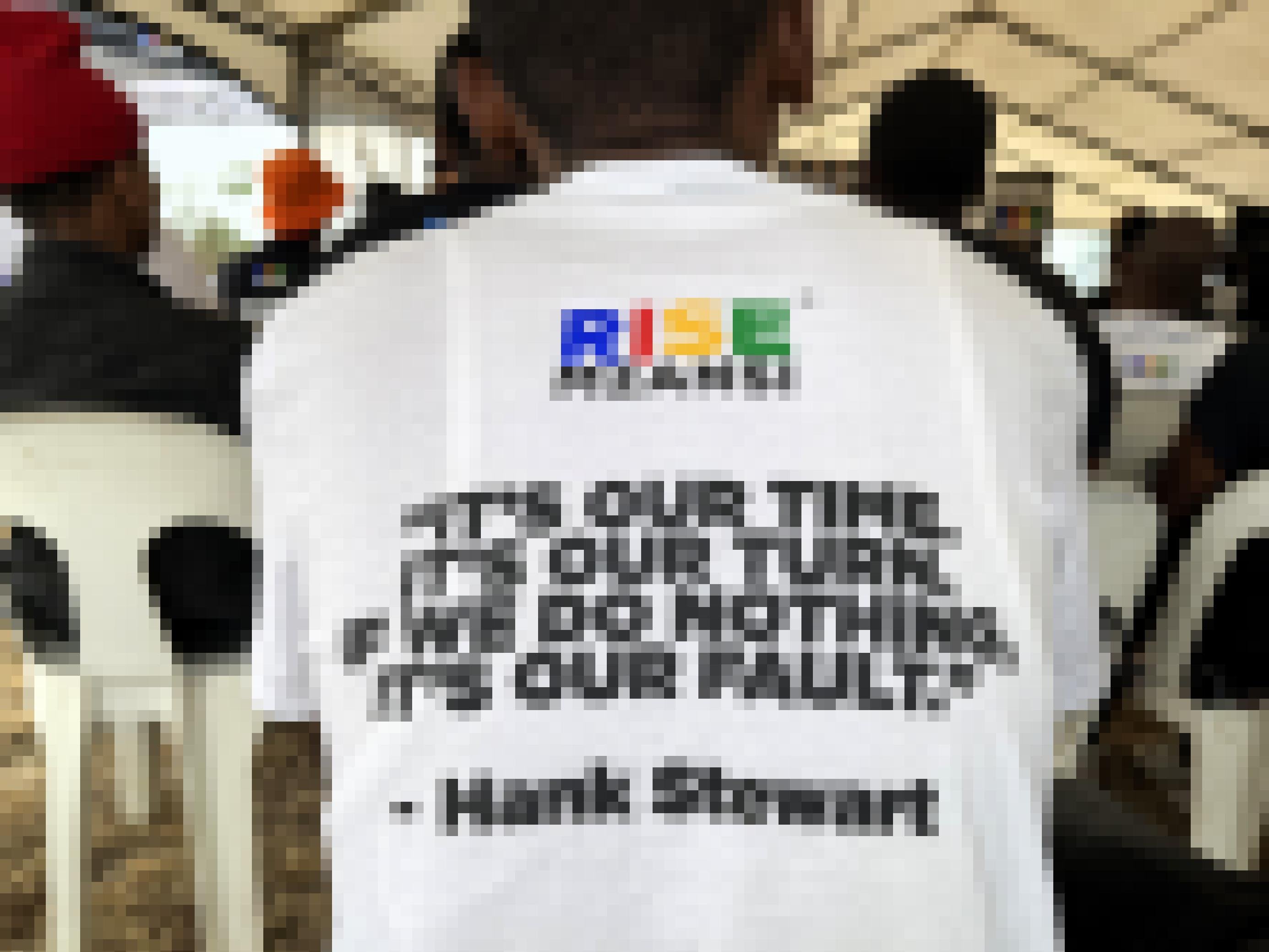 Auf der Rückseite eines T-Shirts steht das Zitat von Hank Stewart: It is our time, it is our turn, if we do nothing, it’s our fault.