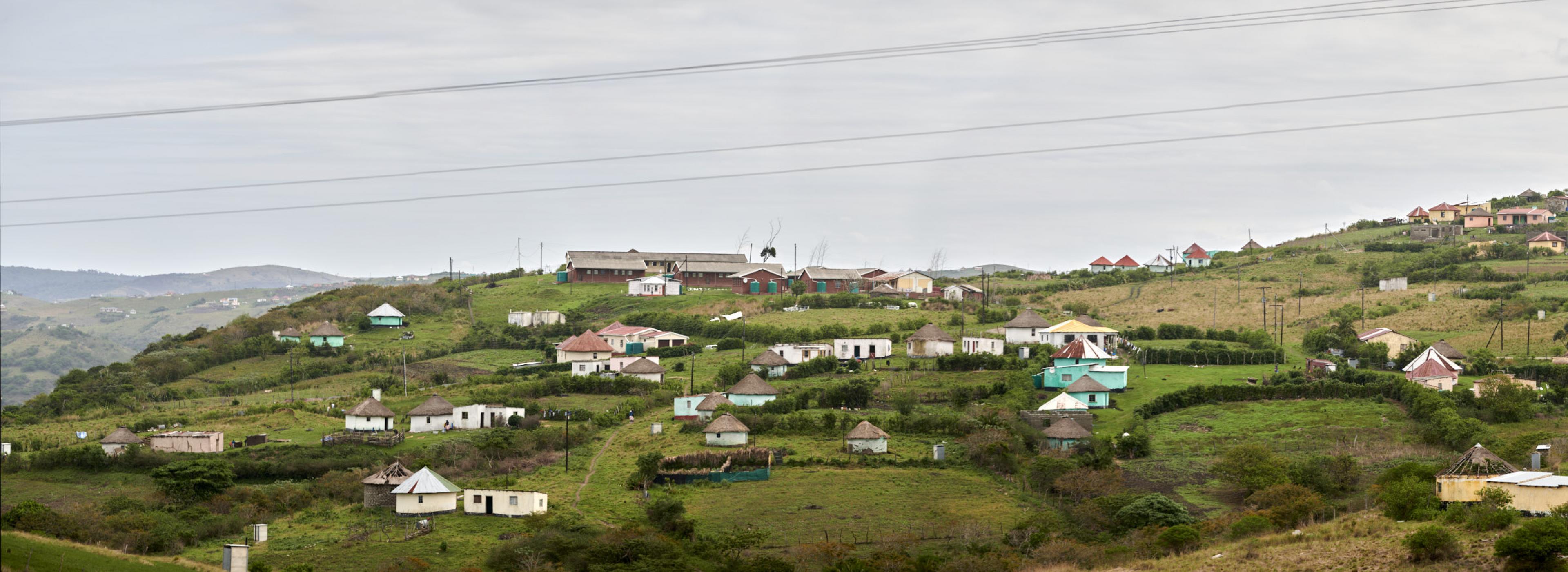 Das Dorf liegt in der grünen hügeligen Landschaft an der Wild Coast