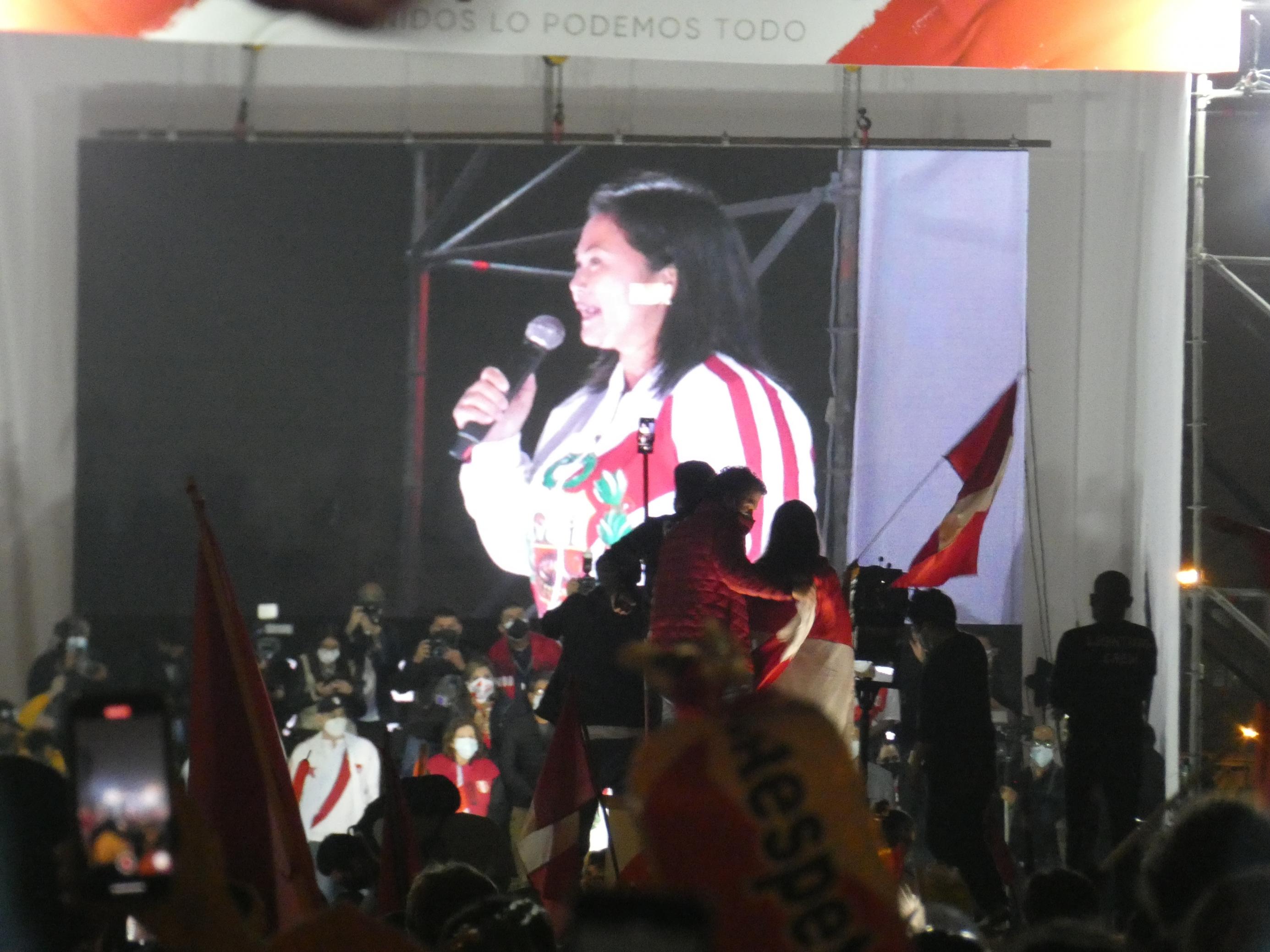 Nacht. Auf einem grossen Bildschirm erscheint eine 46-jährige Frau, schwarze Haare, asiatisches Gesicht, weisse Jacke, spricht ins Mikrofon zu der Menge, die vor ihr an der Bühne zujubelt.