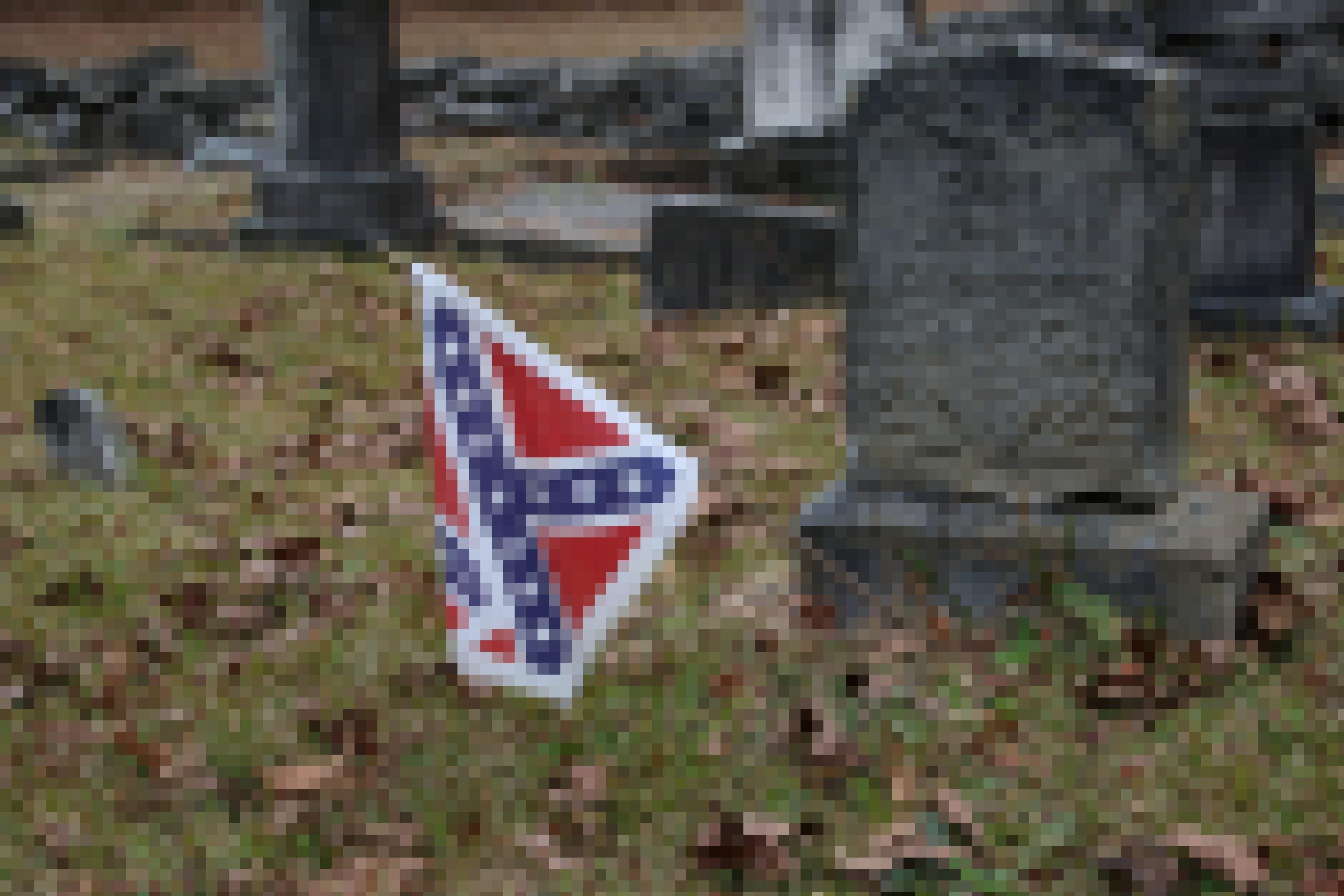 Die Fahne der ehemaligen US-Südstaaten steckt vor einem Grabstein