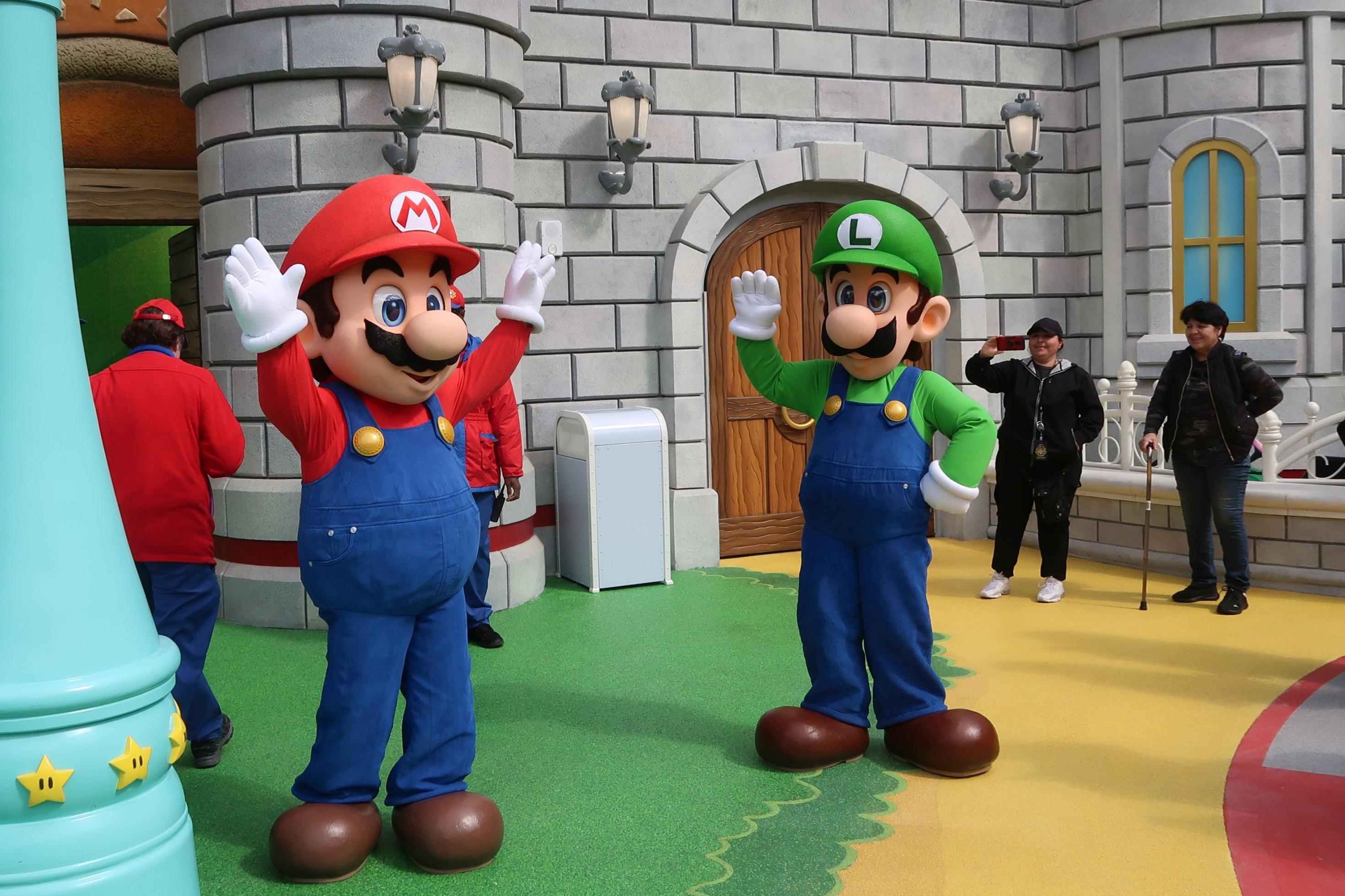 Super Mario und Luigi winken ihren Fans zu.