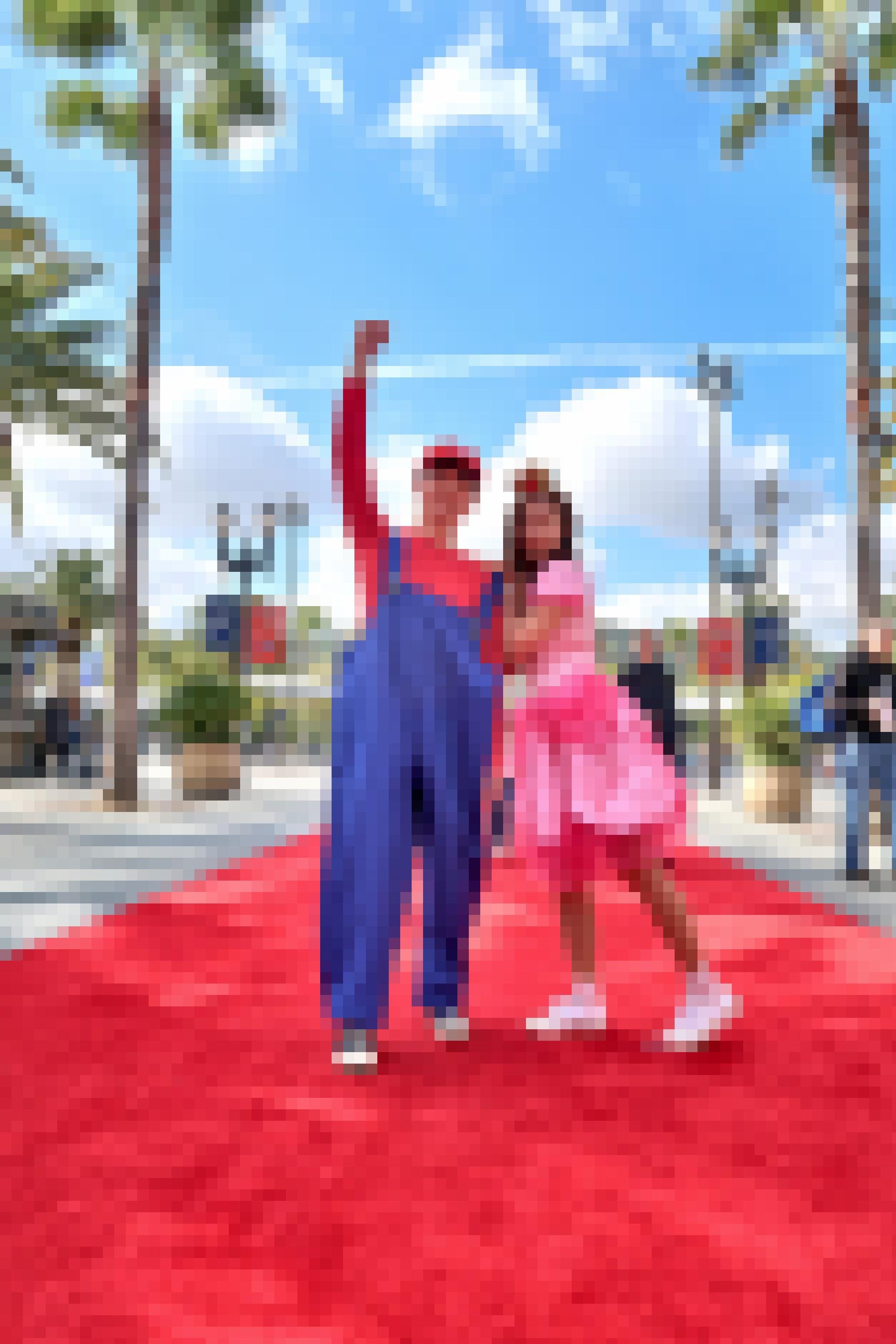Ein junges Paar hat sich wie Super Mario und Prinzessin Peach verkleidet.