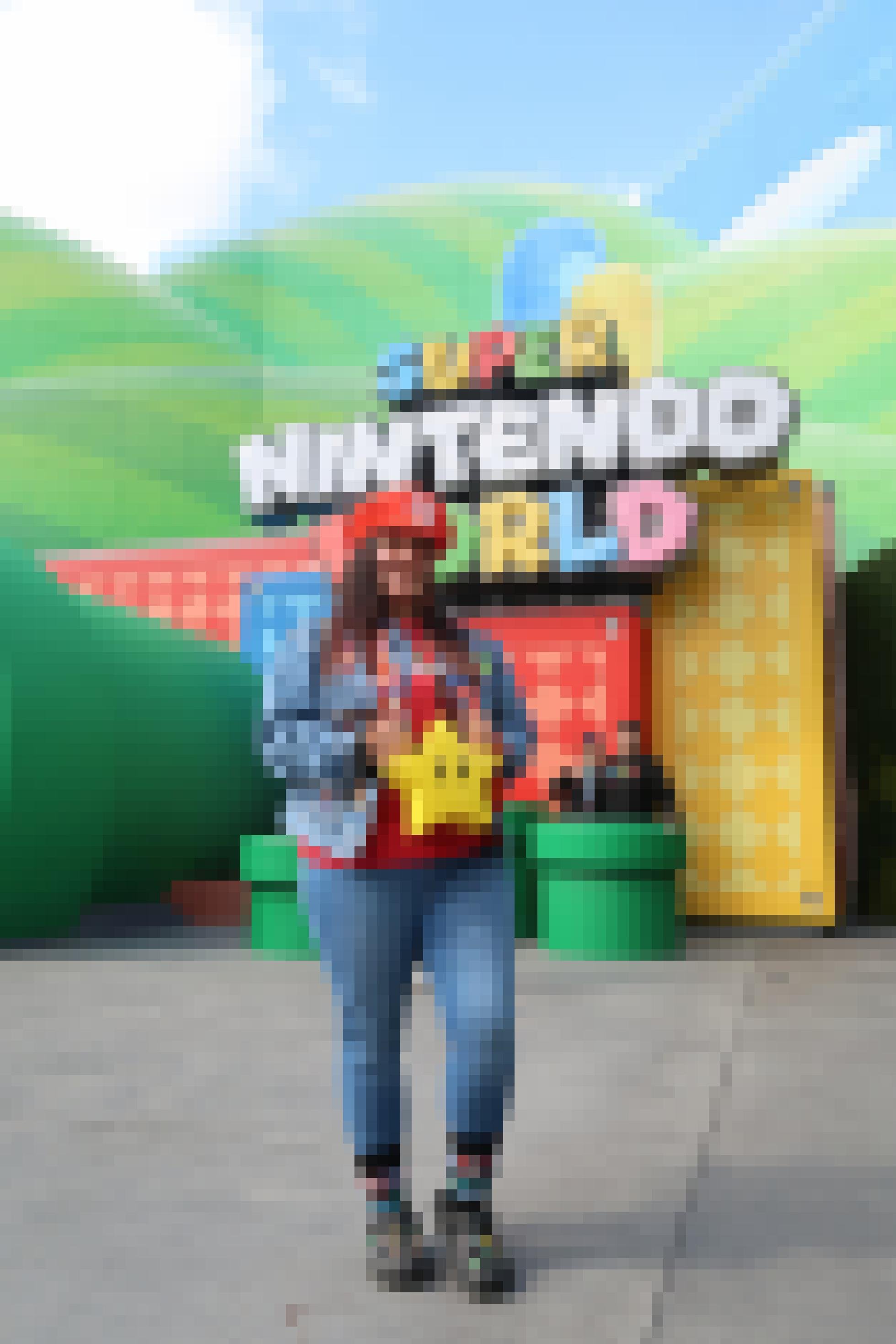 Eine junge Frau trägt Fan-Artikel der Super-Nintendo-World am Körper