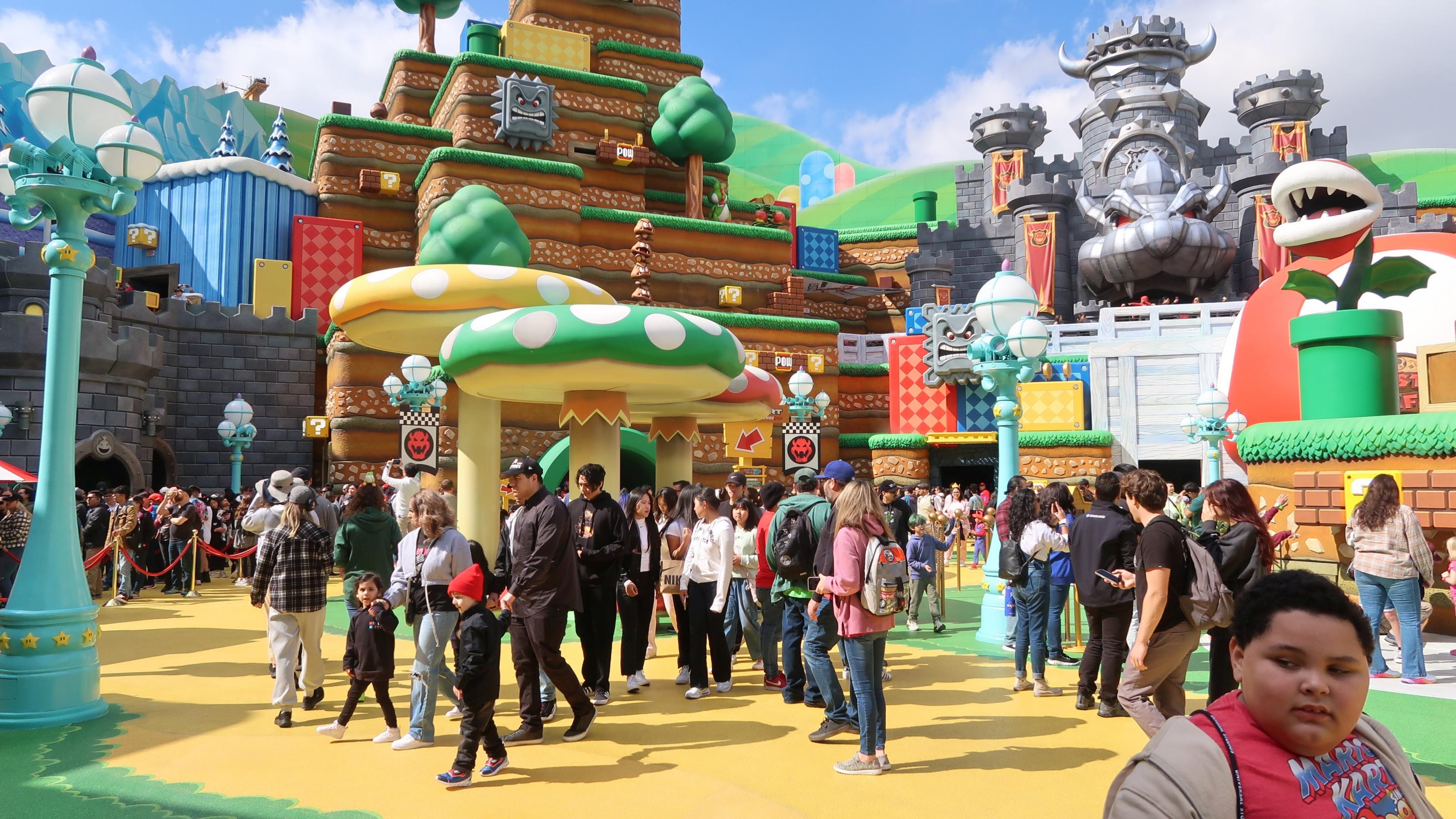 Menschen drängen sich im Freizeitpark „Super Nintendo World“