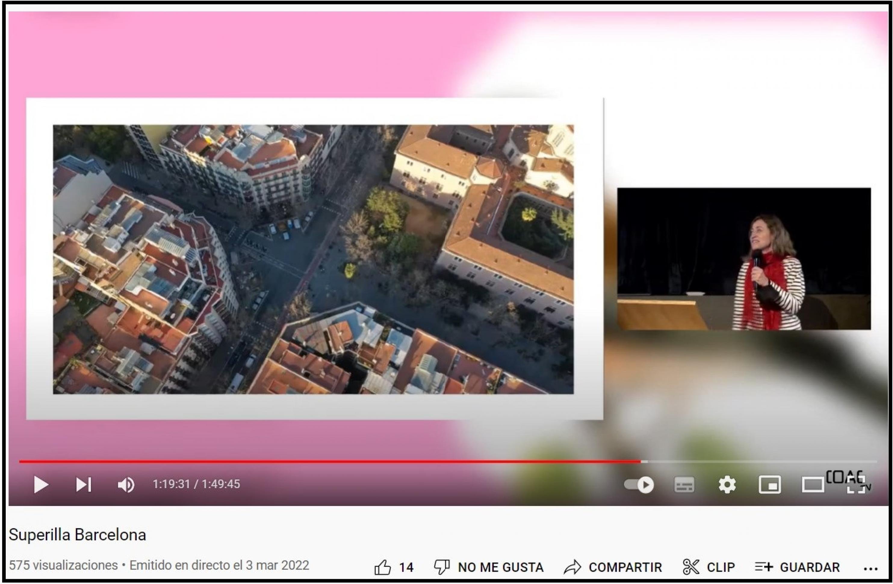 Auf der linken Bildseite ist eine Straßenkreuzung inmitten hoher Wohnblocks zu sehen, auf die die Präsentatorin im Video auf der rechten Bildseite hinweist.