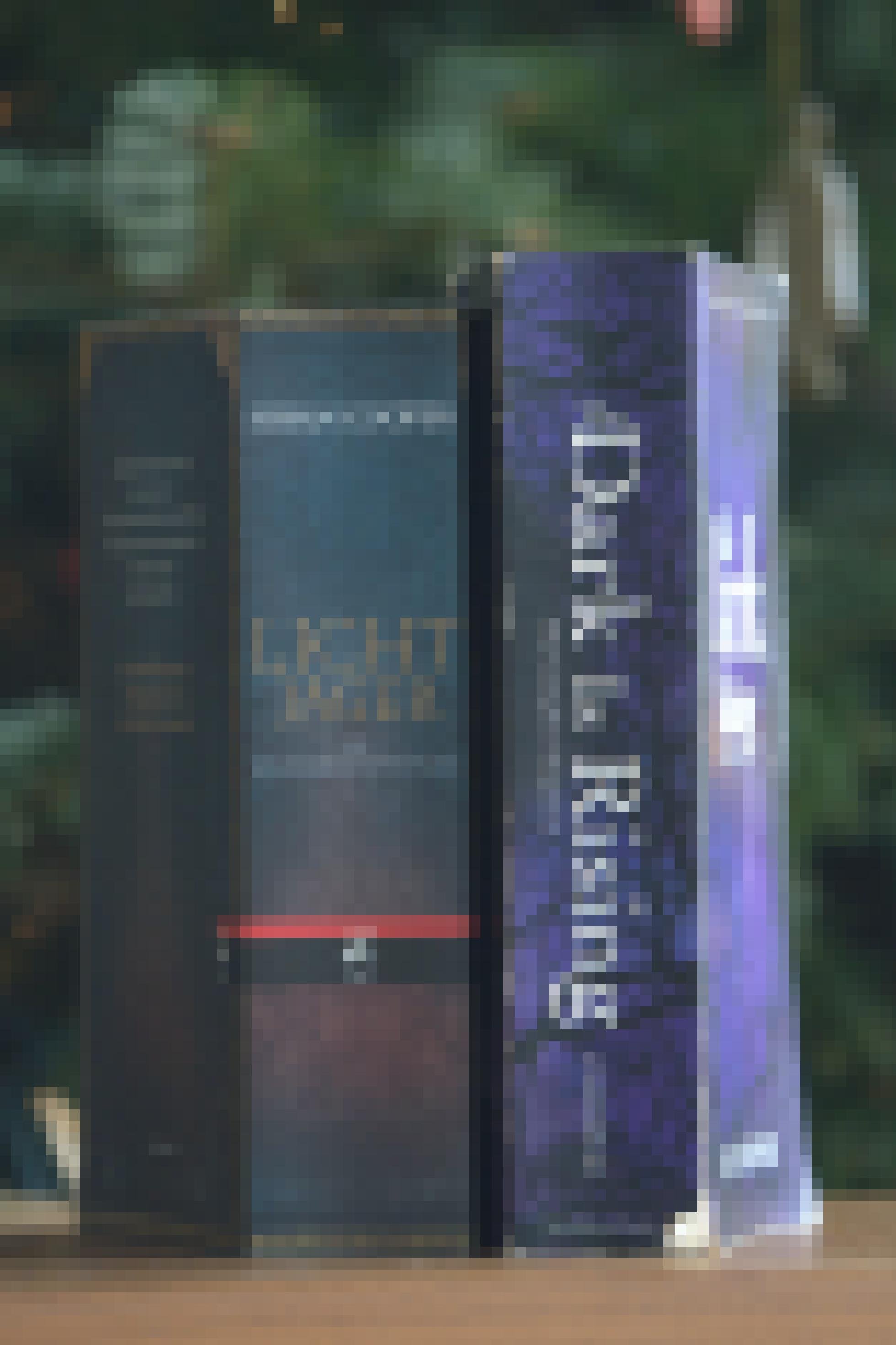 Foto von zwei Büchern: die englische und die deutsche Ausgabe der Serie "The Dark is Rising" stehen nebeneinander.