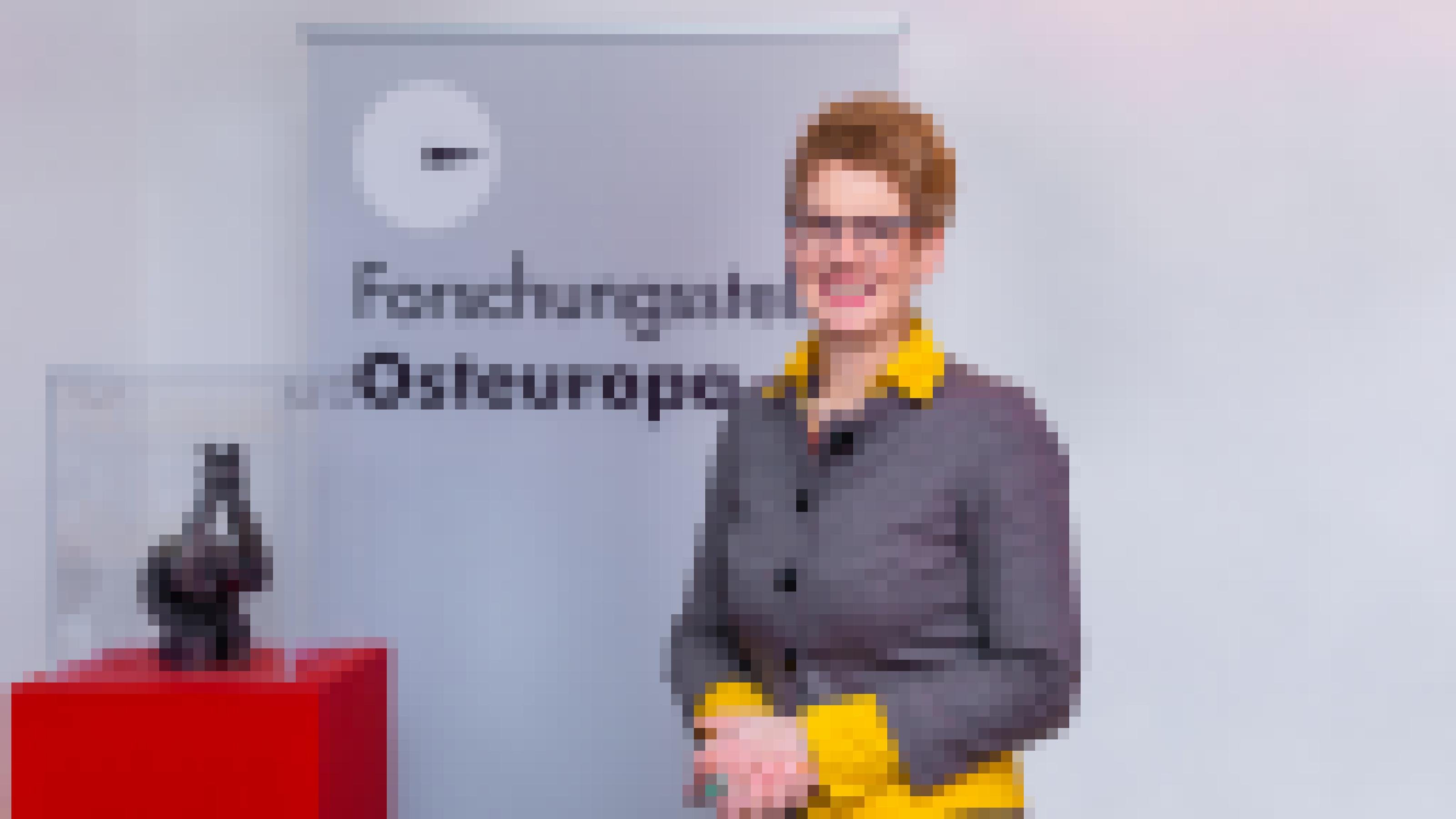 Schattenberg steht vor einem Schild mit der Aufschrift „Forschungsstelle Osteuropa“