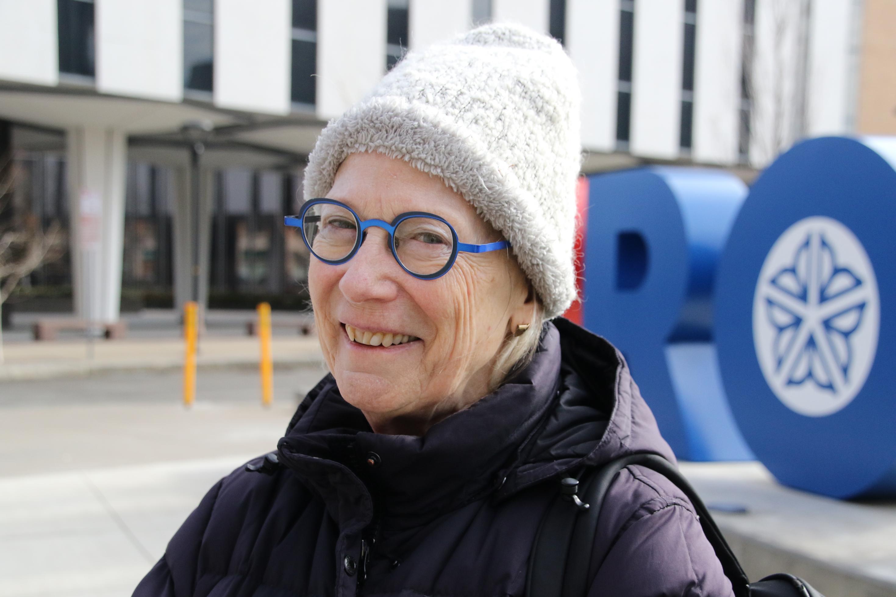 Porträt von Suzanne Mayer mit Winterjacke und Wollmütze